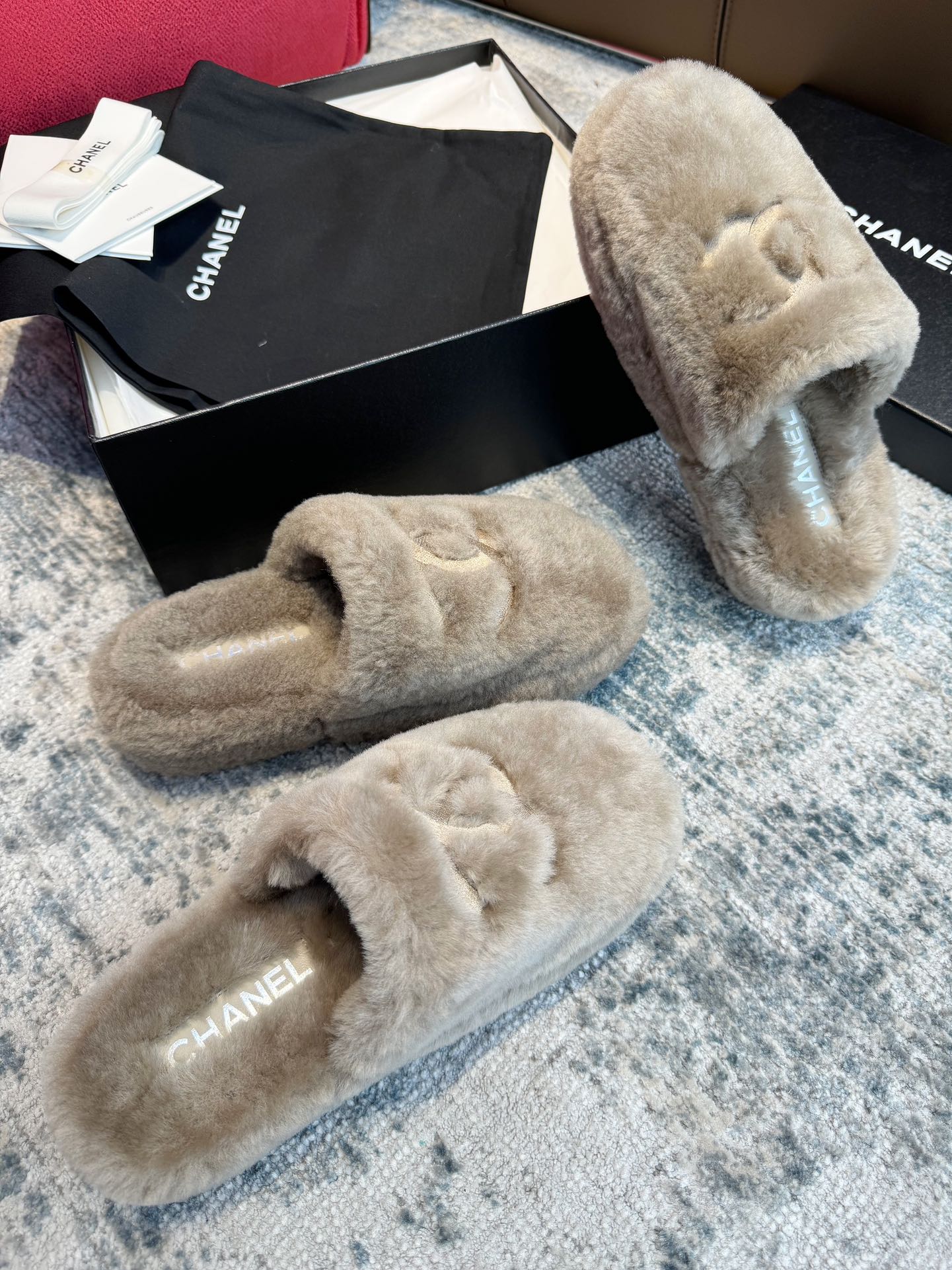 NO:460320,: Details The three colors have original versions, no matter how much you spend, just to pursue the best!  Pure wool integrated (much more expensive than ordinary wool on the market) different from market currency, wool shoes19860909: 细节图 三色都有原版,不惜成本～只为追求最好！ 纯羊毛一体（比市面普通毛贵很多）区别市场通货,毛毛鞋,Women's Shoes