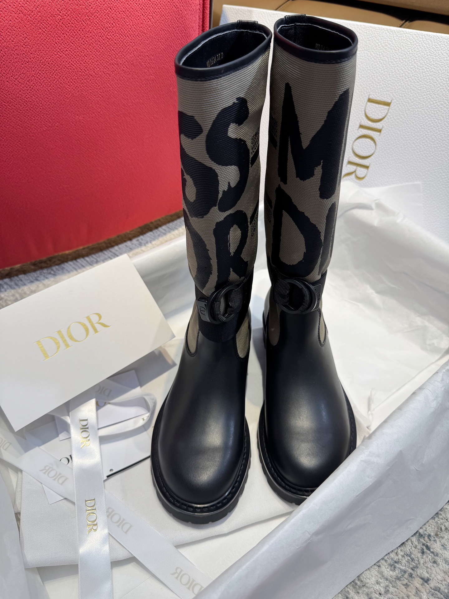 NO:616411,Made in Guangzhou, Dior24 Autumn and Winter Haute Couture - Limited Rider Boots Miss Dior's latest knight boots. Handsome boots with a unique design to create an eye-catching appearance. They can be easily put on and taken off. Lorn motorcycle style boots are really cool. They are still as good-looking as ever and show off your slim legs. A must-have. The upper part is made of imported calfskin + electric embroidered fly woven fabric. The lining is made of dyed sheepskin splicing design. The upper is casual, fashionable, simple and versatile. ZP private model custom-made TPU imported outsole  Size35～40,boots,dior,boots,cowhide,sheepskin19860909莞产 Dior24秋冬高定-限定骑士长靴 Miss Dior最新骑士靴 帅气靴子采用别具一格的设计打造醒目的外观,可轻松穿脱,lorn机车风格的靴子真的太酷啦还是一如既往的好看很显腿细 穿搭必备 鞋面部采用进口小牛皮+电绣飞织布 内里是透染羊皮拼接设计剪裁上脚休闲时尚又简单百搭 ZP私模定制TPU进口大底 Size35～40,靴子,dior,boots,cowhide,sheepskin,Women's Shoes