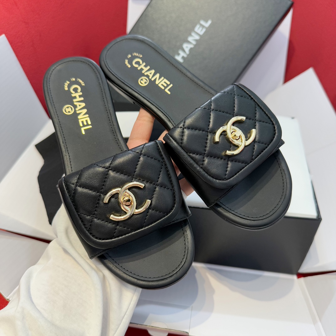 NO:465486,Purchase level CH Xiaoxiang 2025 early spring new diamond school bag buckle slippers Diamond school bag buckle finally comes out of the slipper style~ The lambskin material is very soft, it is easy to wear without pressing the instep on the feet~ It can be salty or sweet, and the casual and sweet style can be easily held~ The upper imported lambskin from Italy Inner / foot pad Imported lambskin Outsole Italian leather soles Size35～40, slippers, slippers, sheepskin, Leather soles19860909代购级别 CH小香2025早春新款菱格书包扣拖鞋 菱格书包扣终于出拖鞋款了～小羊皮材质非常软,上脚不压脚背很好穿～可盐可甜的时间,休闲风甜美风都能轻松Hold住～ 鞋面意大利进口羊羔羊皮 内里/垫脚进口小羊皮 大底意大利真皮大底 Size35～40,拖鞋,slippers,sheepskin,Leather soles,Women's Shoes