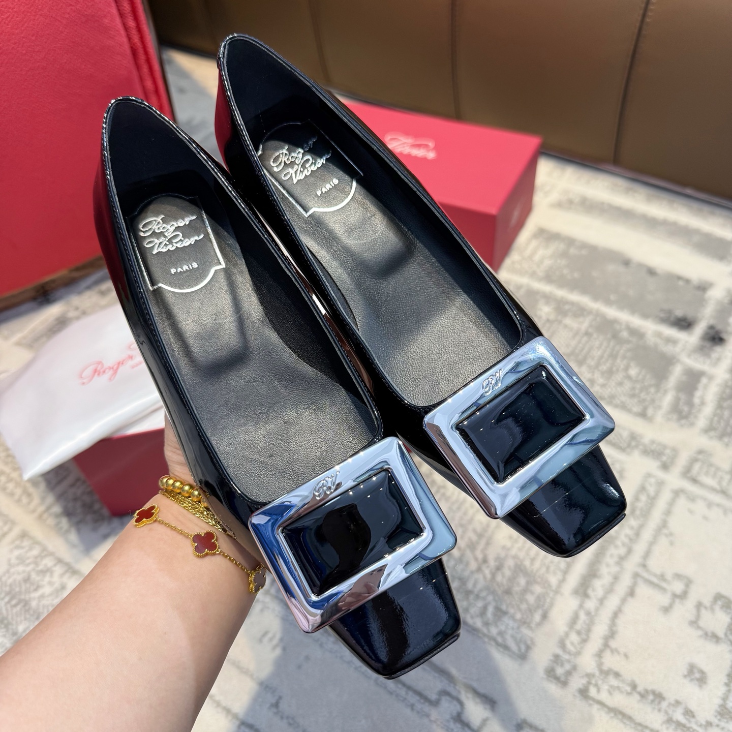 NO:901273,[Roger Vivier] is an exclusive top-grade custom-made and upgraded version of the classic 2.5cm patent leather shoes made in Guan. I won’t introduce them too much. Our RV is our main brand!  We will do our best in every product!  Upper imported cow patent leather lining imported sheepskin Italian imported leather outsole counter packaging color card milk tea nude color, black Heel height: 2.5cm Size 35 ~ 40 (can be customized 40), sandals, roger vivor, sandals, sheepskin, Leather soles19860909莞产【Roger Vivier】独家顶级定制、升级版 经典2.5cm跟漆皮单鞋,我就不多做介绍了,我们家RV是我们的主打品牌！每一款我们都会做到极致！ 鞋面进口牛漆皮内里进口羊皮 意大利进口真皮大底专柜包装 色卡奶茶裸色、黑色 跟高:2.5cm 码数35～40（可定制40）,凉鞋单鞋,roger vivier,sandals,sheepskin,Leather soles,Women's Shoes