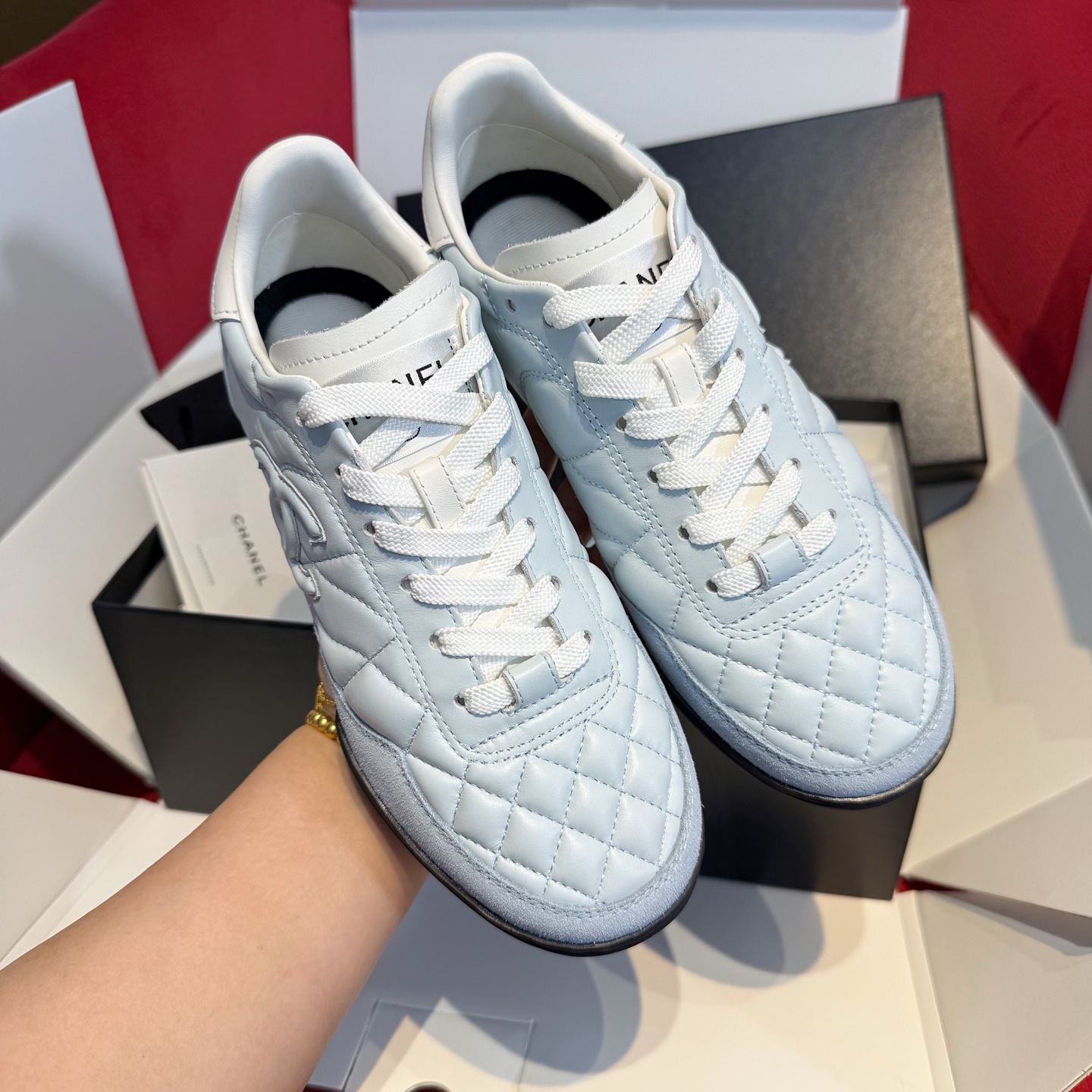 NO:646039,Purchasing agent level Chanel 25p baseball shoes new colors are fashionable and must-have. Grandma's latest baseball shoes, the 25P series launches new colors, baby blue and baby yellow are full of high-end feeling. This pair of shoes adopts the unique design language of Double C, which perfectly integrates classic and popular elements. It can be easily controlled whether it is sports style or daily matching. Baseball shoes have become a big hit in the fashion circle because of their unique style and comfort. The upper is made of imported high-quality waxed calfskin~matched with imported high-mercerized suede leather.  Imported white sheepskin lining, outsole, TPU wear-resistant combination sole, size 35～40, casual shoes/sports shoes, chanel, sneakers, cowhide, sheepskin19860909代购级别 Chanel25p棒球鞋新色时髦必备 香奶奶最新款棒球鞋,25P系列推出全新颜色,baby 蓝、婴儿黄高级感十足. 这双鞋采用 双C独有的设计语言,将经典与流行元素完美融合,无论是运动风还是日常搭配,都能轻松驾驭. 棒球鞋因其独特的风格和舒适性,已经成为时尚圈的大热门 鞋面采用进口优质油蜡小牛皮～搭配进口高丝光牛反绒皮 内里进口白色羊皮 大底tpu耐磨组合底 size35～40,休闲鞋/运动鞋,chanel,sneakers,cowhide,sheepskin,Women's Shoes