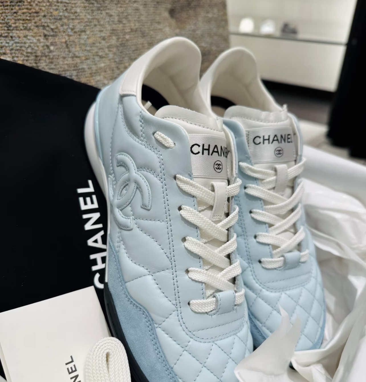 NO:646056,chane!  I really can’t imagine how beautiful it will look on my feet. This color is so beautiful that it makes my heart melt. It’s too sappy to wear it with light-colored outfits in summer!  ,casual shoes/sneakers,chanel,sneakers19860909chane！真不敢想上脚能有多好看 这个颜色可真是美到我的心巴上了,夏天配上浅色系的穿搭也太多巴胺了吧！,休闲鞋/运动鞋,chanel,sneakers,Women's Shoes