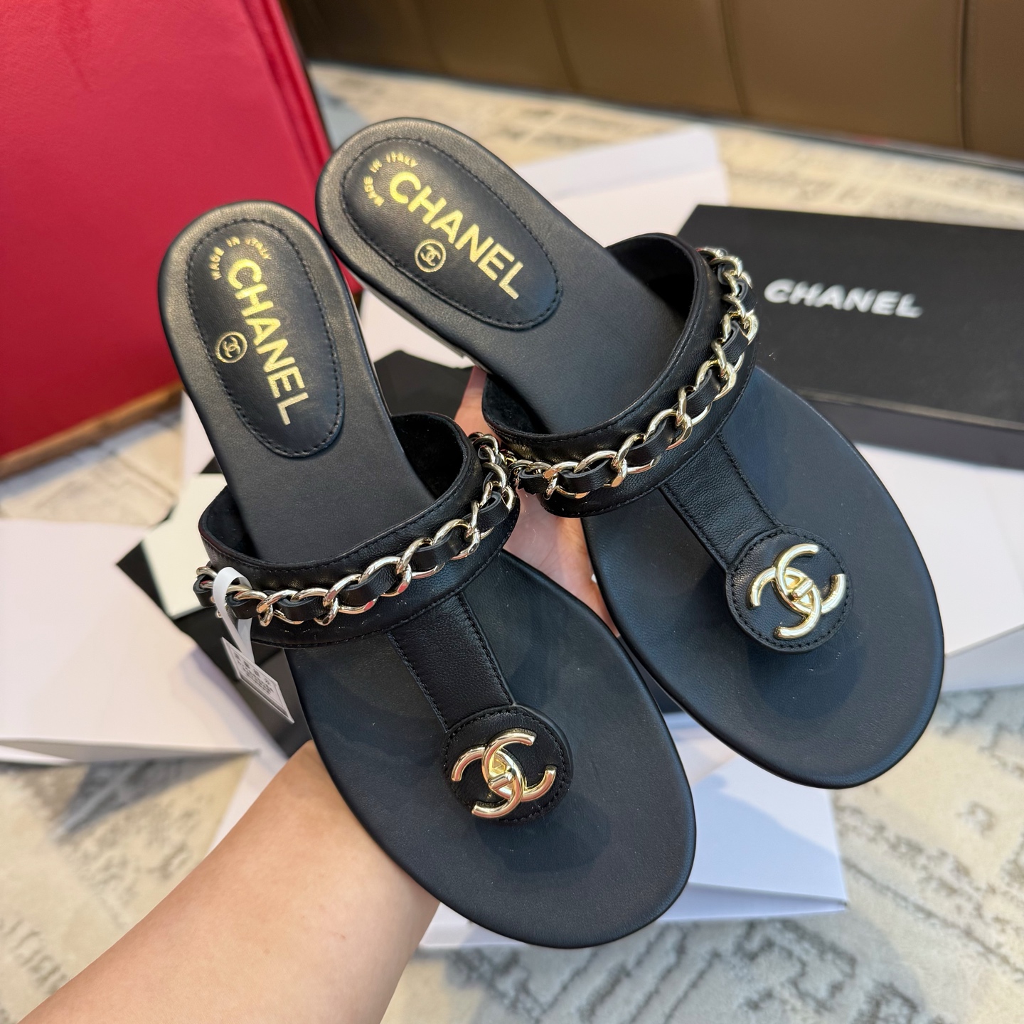 NO:404625,CH Xiaoxiang medieval chain double buckles, clip-in flip flops, double C leather-wearing chain design ~ very exquisite ~ with a high-end feel, so beautiful on the feet ~ white and slim ~ fashionable and fashionable ~ home vacation ~ paired with skirts and pants, all super versatile ~ summer daily travel ~ huge high-end custom imported lambskin custom-made inner imported cashmere buckle exclusive original 1:1 custom zinc alloy double C copper electroplated leather-wearing chain ~ long-lasting and not softening ~ anti-oxidation Exclusive original 1:1 molded Italian imported A-grade leather outsole [heel 2cm] : 35～40, split-toe shoes, slippers, skirts, sheepskin, Leather soles19860909莞产 CH小香中古链条双扣 夹脚人字拖鞋 双C 皮穿链条设计～非常精致～自带高级感、 上脚太美了～显白又显瘦～时髦洋气～居家度假～搭配裙子、裤子、都超级百搭～夏天日常出行～巨高级 鞋面定制进口小羊皮 内里定制进口羊绒 饰扣独家原版1:1定制锌合金双C 铜质电镀皮穿链条～持久不软化～防氧化 大底独家原版1:1 开模意大利进口A级真皮大底【鞋跟2cm左右】 : 35～40,分趾鞋,slippers,skirts,sheepskin,Leather soles,Women's Shoes