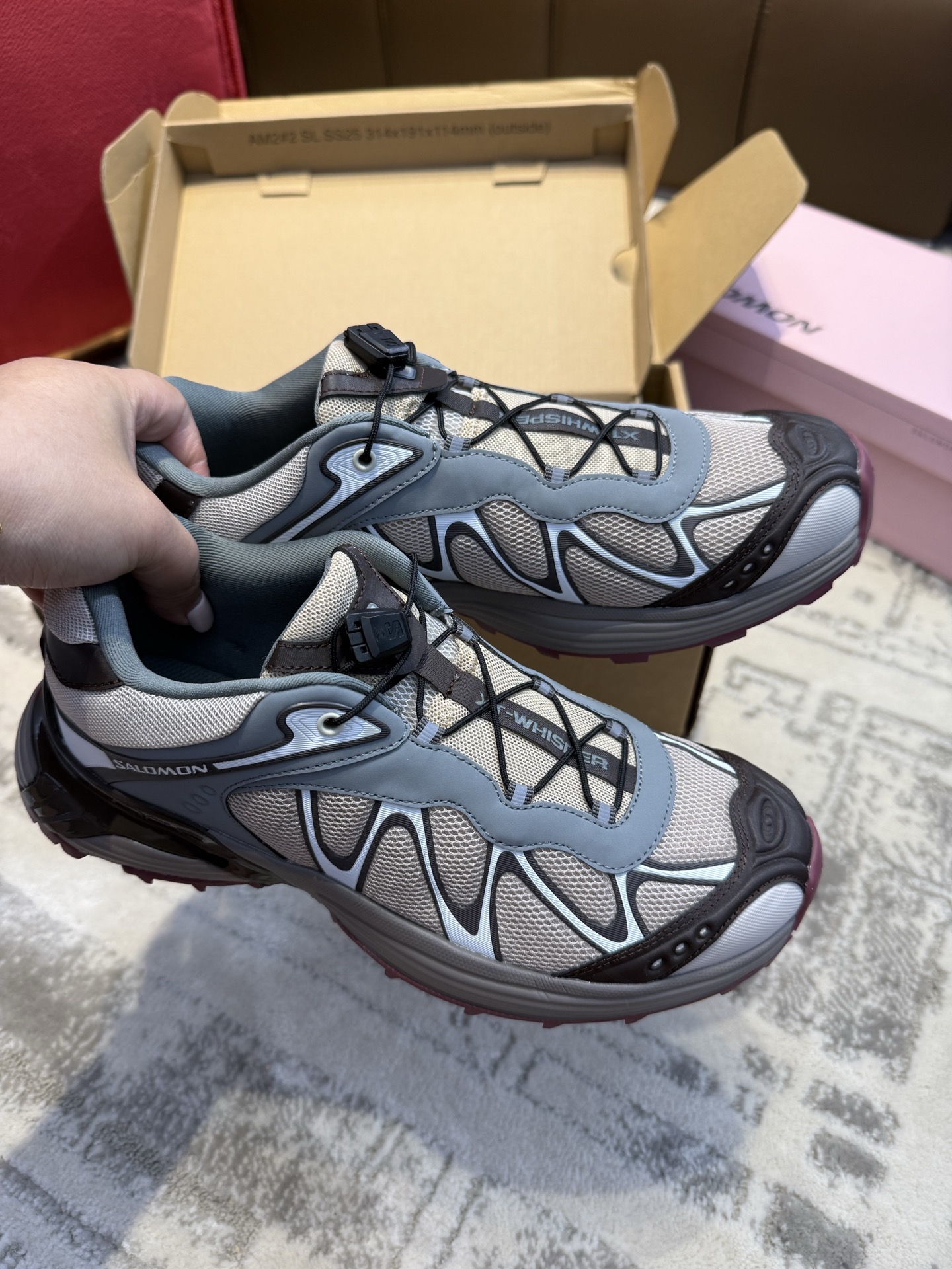 NO:404697,Top quality SALOMON XT-WHISPER creates boundless multi-beauty and opens a new chapter in fashion trends. The first generation XT-WHISPER was born in 2009 and is SALOMON's first pair of women's exclusive trail running shoes. SALOMON XT-WHISPER is a new reproduction, integrating outdoor DNA and modern aesthetics, continuing the classic design with lightness and speed, and broadening the boundaries of outdoor fashion trends. As a member of the SALOMON classic famous shoe XT series, XT-WHISPER inherits the classic functional design and further optimizing foot support and experiencing a comfortable and wrapping feeling. Equipped with Quicklace fast lace-up system and functional sole, it can continue the mountain and field functional aesthetics while also coping with a variety of complex terrain.  Size35~40, casual shoes/sports shoes, sneakers19860909顶级品质 SALOMON XT-WHISPER 创造无界多元美感,开启时尚潮流新篇章 初代XT-WHISPER诞生于2009年,是SALOMON首双女性专属越野跑鞋.SALOMON XT-WHISPER 全新复刻回归,融合户外 DNA 与现代美学,延续兼具轻盈与速度感的经典设计,拓宽户外风尚潮流边界. 作为 SALOMON 经典成名鞋款 XT 系列成员XT-WHISPER 继承经典功能性设计进一步优化足部支撑性,体验舒适包裹感.搭载 Quicklace 快速系带系统以及机能大底,延续山野机能美学的同时,也可应对多种复杂地形 Size35～40,休闲鞋/运动鞋,sneakers,Women's Shoes