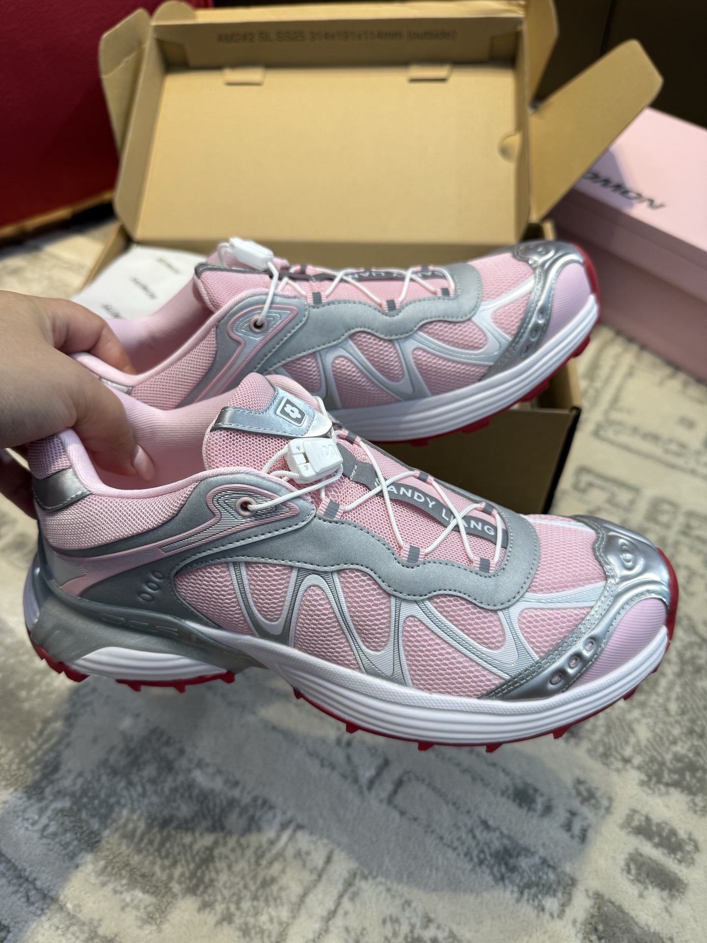 NO:404702,Top quality SALOMON XT-WHISPER creates boundless multi-beauty and opens a new chapter in fashion trends. The first generation XT-WHISPER was born in 2009 and is SALOMON's first pair of women's exclusive trail running shoes. SALOMON XT-WHISPER is a new reproduction, integrating outdoor DNA and modern aesthetics, continuing the classic design with lightness and speed, and broadening the boundaries of outdoor fashion trends. As a member of the SALOMON classic famous shoe XT series, XT-WHISPER inherits the classic functional design and further optimizing foot support and experiencing a comfortable and wrapping feeling. Equipped with Quicklace fast lace-up system and functional sole, it can continue the mountain and field functional aesthetics while also coping with a variety of complex terrain.  Size35~40, casual shoes/sports shoes, sneakers19860909顶级品质 SALOMON XT-WHISPER 创造无界多元美感,开启时尚潮流新篇章 初代XT-WHISPER诞生于2009年,是SALOMON首双女性专属越野跑鞋.SALOMON XT-WHISPER 全新复刻回归,融合户外 DNA 与现代美学,延续兼具轻盈与速度感的经典设计,拓宽户外风尚潮流边界. 作为 SALOMON 经典成名鞋款 XT 系列成员XT-WHISPER 继承经典功能性设计进一步优化足部支撑性,体验舒适包裹感.搭载 Quicklace 快速系带系统以及机能大底,延续山野机能美学的同时,也可应对多种复杂地形 Size35～40,休闲鞋/运动鞋,sneakers,Women's Shoes