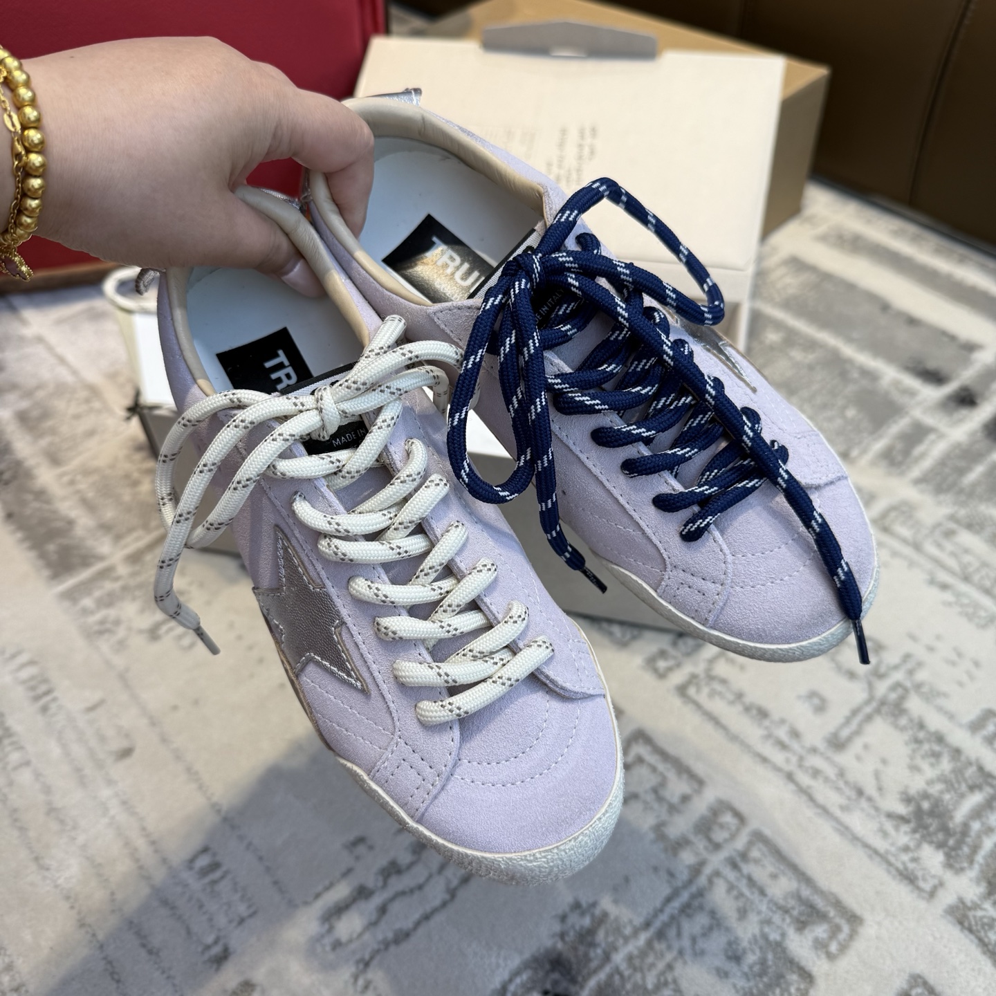 NO:404676,Golden goose New member Ture star Take a look at the beautiful pair of shoes that are super soft, light, and comfortable! Color matching, strong functionality! The combination of high comfort and aesthetics~ The inner height is about 4cm~ The upper material is comfortable and high, and the upper material is pink purple heel and brown, with white imported cowhide, foot pad sheepskin inner lining ZP private mold custom mold opening sole Size35~40, casual shoes/sports shoes, sneakers, cowhide, sheepskin19860909莞产 Golden goose 新成员 Ture star 抢先看给与美貌 的一双鞋子超软 超轻 超舒服!色彩搭配 功能性强!高舒适与美学的结合～ 内增高4cm左右～上脚舒适又增高 鞋面材料粉紫跟咖色是翻毛皮,白色进口牛皮 垫脚羊皮内里 ZP私模定制开模大底 Size35～40,休闲鞋/运动鞋,sneakers,cowhide,sheepskin,Women's Shoes