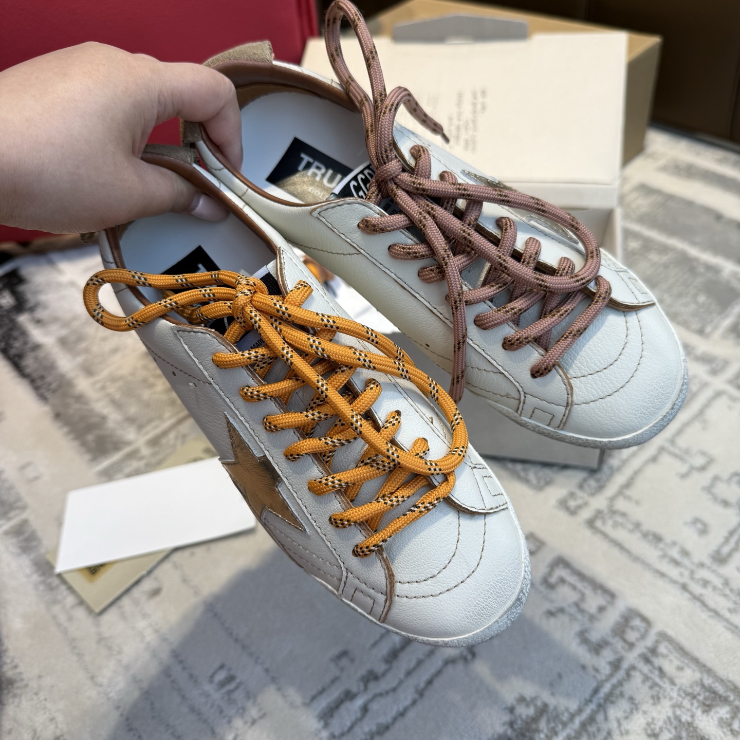 NO:404682,Golden goose New member Ture star Take a look at the beautiful pair of shoes that are super soft, light, and comfortable! Color matching, strong functionality! The combination of high comfort and aesthetics~ The inner height is about 4cm~ The upper material is comfortable and high, and the upper material is pink purple heel and brown, with white imported cowhide, foot pad sheepskin inner lining ZP private mold custom mold opening sole Size35~40, casual shoes/sports shoes, sneakers, cowhide, sheepskin19860909莞产 Golden goose 新成员 Ture star 抢先看给与美貌 的一双鞋子超软 超轻 超舒服!色彩搭配 功能性强!高舒适与美学的结合～ 内增高4cm左右～上脚舒适又增高 鞋面材料粉紫跟咖色是翻毛皮,白色进口牛皮 垫脚羊皮内里 ZP私模定制开模大底 Size35～40,休闲鞋/运动鞋,sneakers,cowhide,sheepskin,Women's Shoes