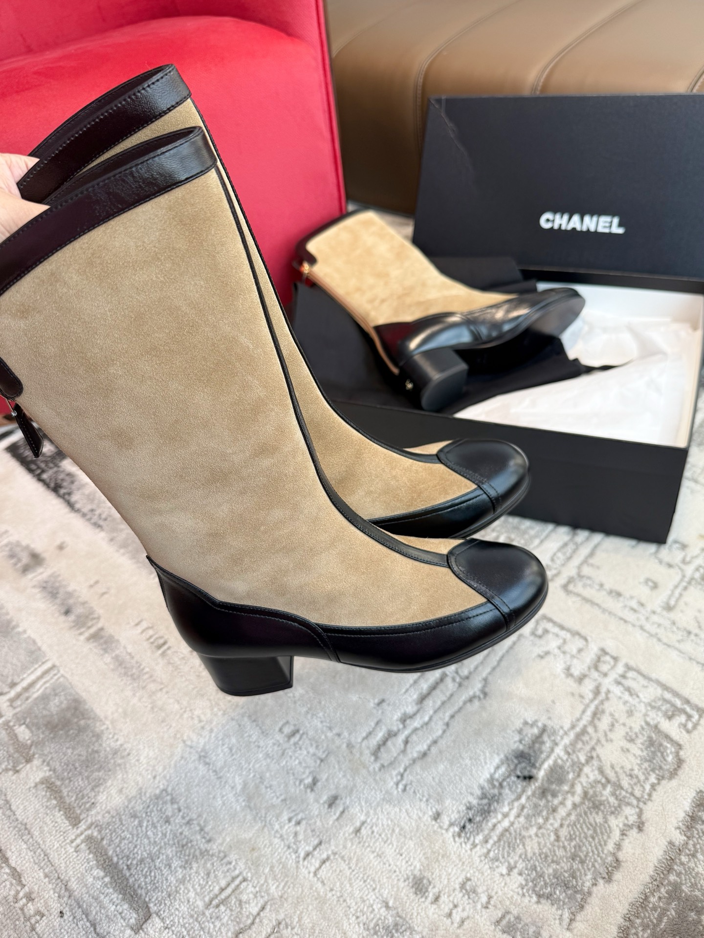 NO:646775,More details The real heavy-duty work not only focuses on the appearance of leather, but also pushes the 'heavy-work' of various details such as lining and hardware materials to the extreme. It uses a whole sheepskin as the lining, excessive stacking of hardware plating, and beautiful traces of wiring to build a parallel universe of 'cost visibility'. These luxury goods that can withstand the gaze make the cost of 'real money' subconsciously equal the cost of boots, boots, sheepskin.19860909更多细节 真正的重工之作不仅仅在乎于外观皮料,同时将内衬与五金用料等各种细节的“重工化”推向极致,它用一整张羊皮作为内衬、五金镀层的超量堆砌、走线的优美线迹,构建出一个“成本可见性”的平行宇宙,这些经得起凝视的奢侈,让“真金白银”的成本在潜意识中画了等号,靴子,boots,sheepskin,Women's Shoes