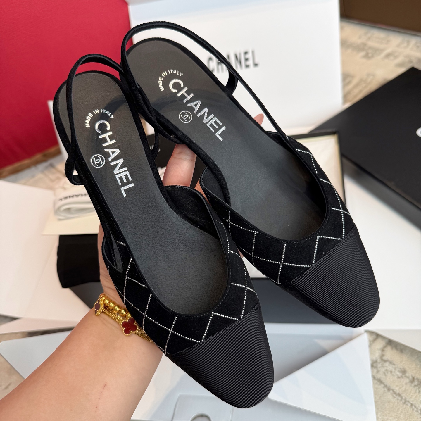 NO:546581,slingback Chanel 25c velvet suede rhinestone slingback is super exquisite pure imported Italian original suede. The bottom is imported cowhide from Italy!  Features!  size35～40 regular size produced by Guanda Factory Top quality, high heels, sandals, chanel, sandals, high heels, cowhide, chamois leather19860909莞产 slingback香奈儿25c 丝绒麂皮水钻slingback超精致 纯进口意大利原厂麂皮 大底是意大利进口牛皮！特质感！ size35～40 正码 莞大厂出品 顶级品质,高跟鞋凉鞋,chanel,sandals,high heels,cowhide,chamois leather,Women's Shoes