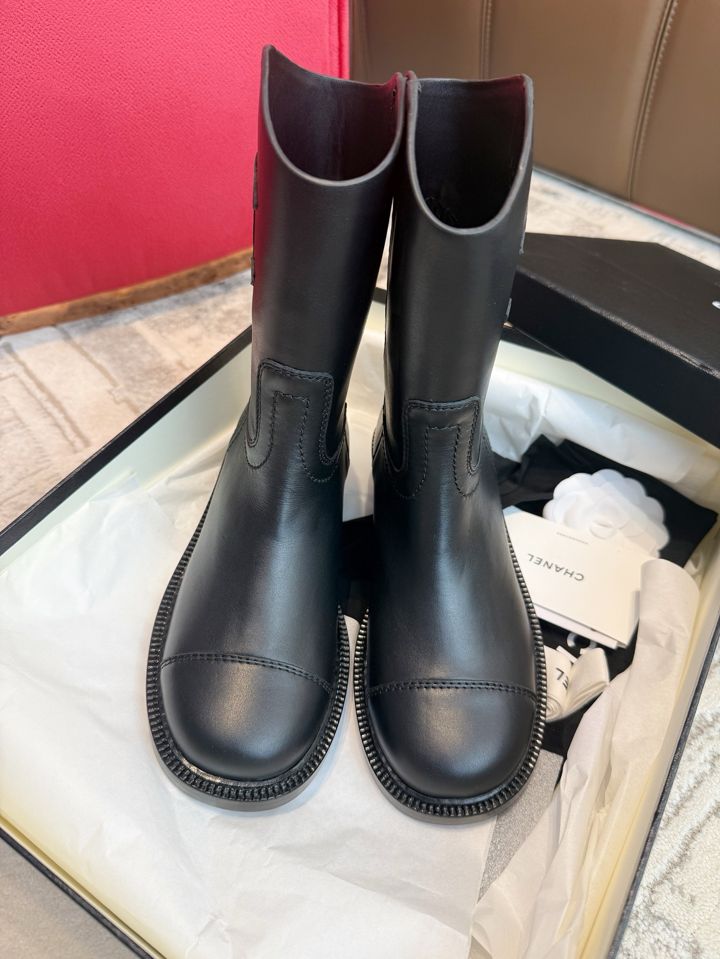 NO:615233,Purchasing agent level Chanel, the god of autumn and winter boots, knight boots ~ available in long and short versions. Long boots are an essential item for autumn. They look great with leather jackets, windbreakers, and denim jackets. They can add a lot of layering to your outfit. The boots are perfect, not too narrow at the bottom and not too wide at the top. ZP custom-made imported specific cowhide for the upper. Imported lambskin for the lining. ZP custom-made double-layer genuine leather outsole. Size35～40,boots,chanel,chanel,boots,jackets & coats,leather jacket,cowhide,sheepskin,Leather soles19860909代购级别 秋冬氛围感的靴神 Chanel香奈儿 骑士靴～有長筒和短筒兩個版本 长靴是秋天搭配必不可少的单品,配皮衣、风衣、牛仔外套都超级好看,可以给穿搭增添很多层次感. 靴筒很完美,下面不会太窄,上面不会太宽大 鞋面ZP定制进口特定牛皮 内里进口小羊皮 Zp定制双层真皮大底 Size35～40,靴子,chanel,chanel,boots,jackets & coats,leather jacket,cowhide,sheepskin,Leather soles,Women's Shoes