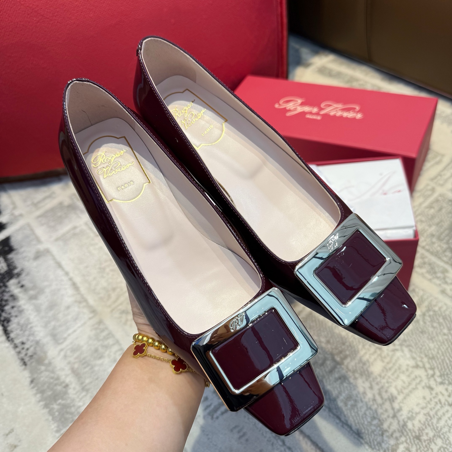 NO:901277,[Roger Vivier] is an exclusive top-grade custom-made and upgraded version of the classic 2.5cm patent leather shoes made in Guan. I won’t introduce them too much. Our RV is our main brand!  We will do our best in every product!  Upper imported cow patent leather lining imported sheepskin Italian imported leather outsole counter packaging color card milk tea nude, black, cherry color Heel height: 2.5cm, size 35 ~ 40 (can be customized to 40), sandals, roger vivor, sandals, sheepskin, Leather soles19860909莞产【Roger Vivier】独家顶级定制、升级版 经典2.5cm跟漆皮单鞋,我就不多做介绍了,我们家RV是我们的主打品牌！每一款我们都会做到极致！ 鞋面进口牛漆皮内里进口羊皮 意大利进口真皮大底专柜包装 色卡奶茶裸色、黑色、车厘子色 跟高:2.5cm 码数35～40（可定制40）,凉鞋单鞋,roger vivier,sandals,sheepskin,Leather soles,Women's Shoes