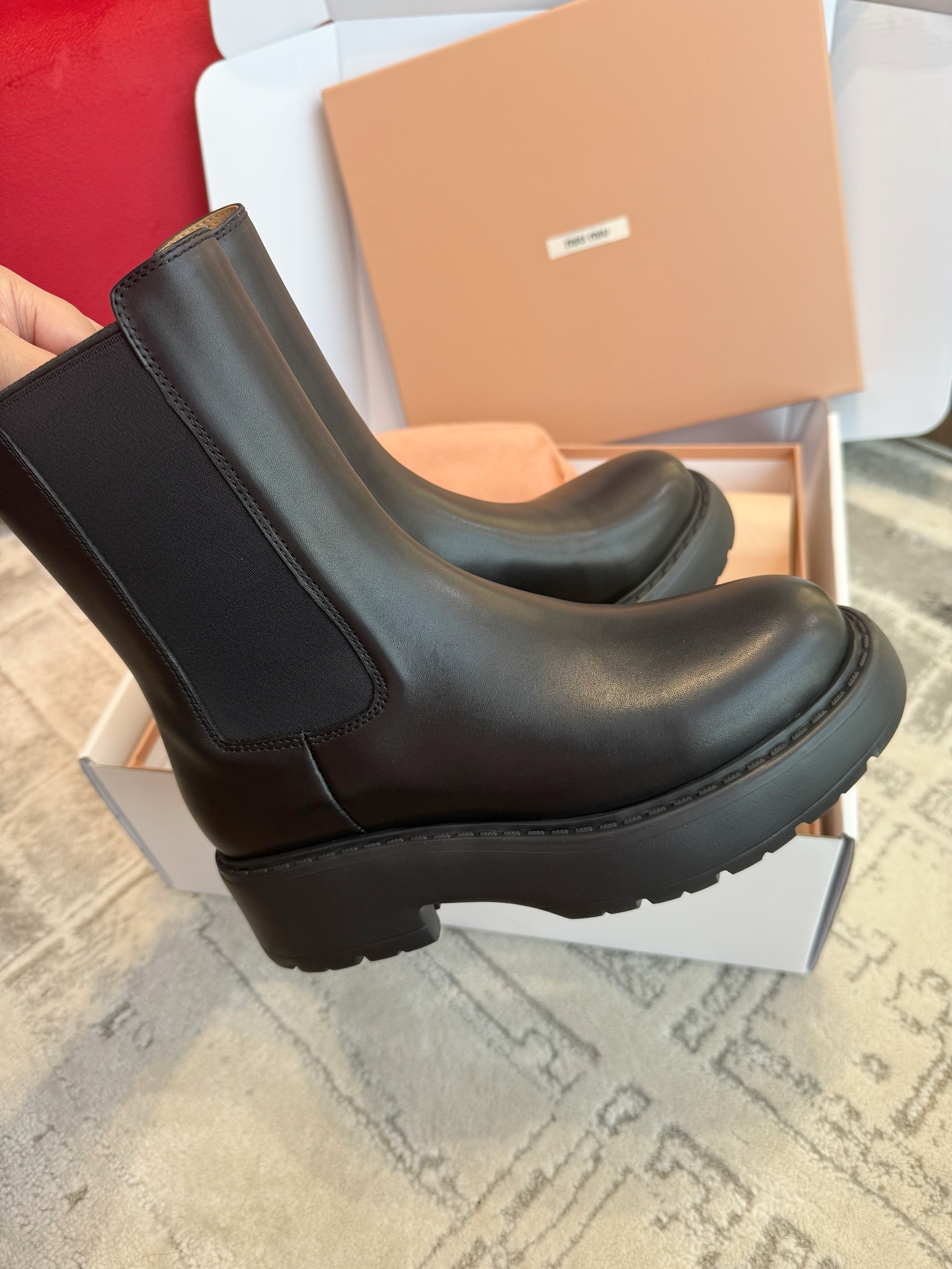 NO:563483,Wandan-made MIUMIU25F thick-heeled Chelsea short boots!  Imported calfskin fabric, combined with mixed sheepskin lining and feet, feels soft and delicate, and you can enjoy the ultimate comfortable foot feel when you put it on. Strict requirements for leather and elasticity. Low-quality leather can easily cause the boot shaft to collapse and lose its three-dimensional style; poor elasticity may cause the problem of not being able to fit in or the elasticity losing its elasticity after being worn for a long time.  Question. Therefore, from material selection to production, everything is done by master craftsmen with many years of shoemaking experience to ensure that the boots are three-dimensional and stiff, with long-lasting elasticity and fit, and they are easy to put on and take off. It is equipped with a rubber mold outsole, a 5cm heel height that combines stability and aura, and is delivered in the original box to show a sense of quality.  Size35～40 (40 is custom-made and cannot be returned or exchanged), boots, miumiu, boots, cowhide, sheepskin19860909莞产 MIUMIU25F粗跟厚底切尔西短靴！ 进口小牛皮面料,搭配混种羊皮内里与垫脚,触感柔软细腻,上脚即享极致舒适脚感.皮料与弹性要求严苛劣质皮料易导致靴筒塌陷、失去立体型格；弹性不佳则可能面临穿不进或久穿后弹力失效的问题.因此,从选材到制作,均由拥有多年制鞋经验的老师傅亲手操刀,确保靴筒立体挺括,弹力持久适配,穿脱轻松不费力.搭配橡胶模具大底,5cm跟高兼具稳定与气场,原盒包装交付,尽显品质感 Size35～40（40定做不退换）,靴子,miumiu,boots,cowhide,sheepskin,Women's Shoes