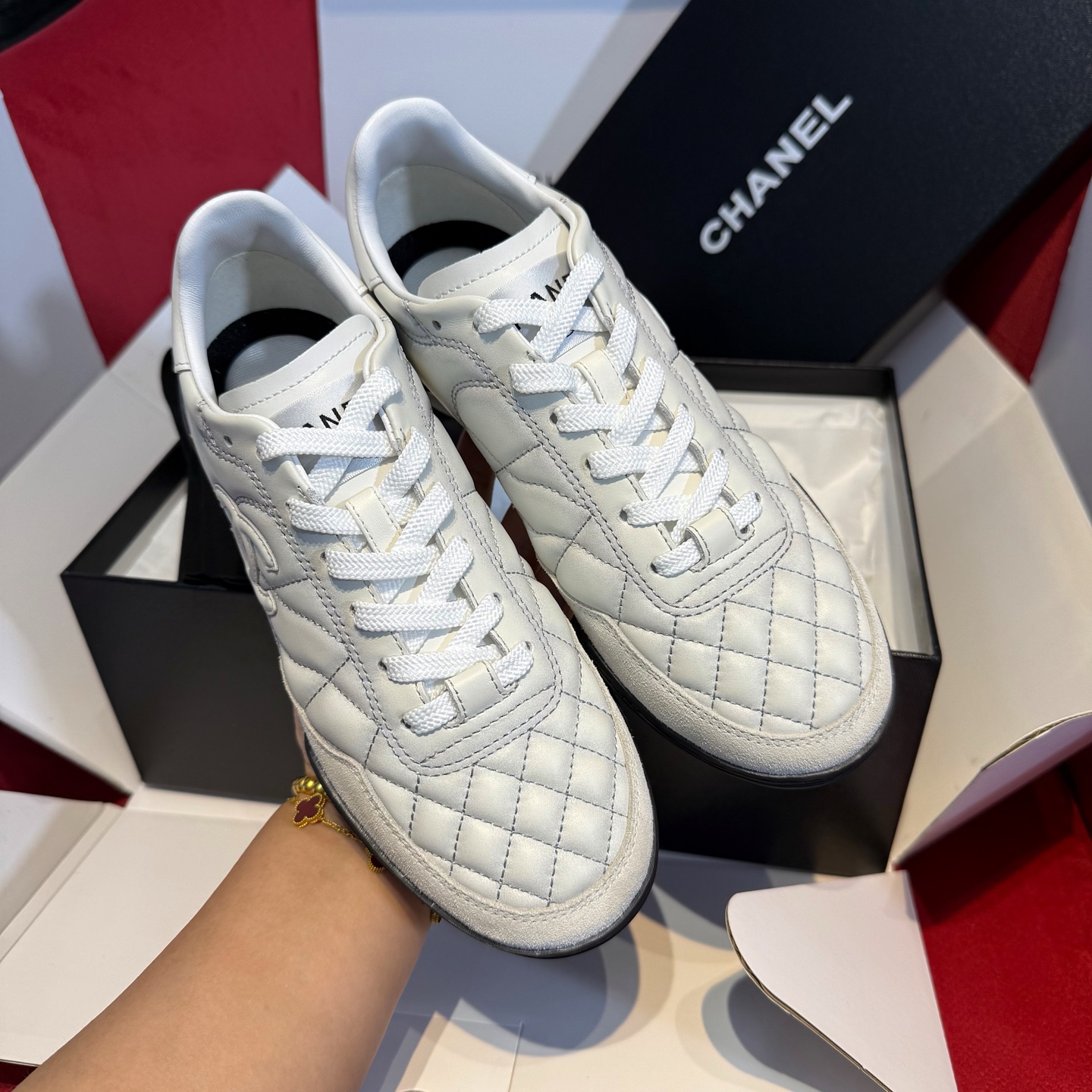 NO:646028,Purchasing agent level Chanel 25B baseball shoes new color is fashionable and must-have. Grandma's latest baseball shoes, 25P series launches new colors, milky white with lines and layered texture are amazing. This pair of shoes adopts the unique design language of Double C, which perfectly blends classic and popular elements. It can be easily controlled whether it is sports style or daily matching. Baseball shoes have become a big hit in the fashion circle because of their unique style and comfort. The upper is made of imported high-quality waxed calfskin~matched with imported high-mercerized smooth suede leather.  Imported white sheepskin lining, outsole, TPU wear-resistant combination sole, size 35～40, casual shoes/sports shoes, chanel, sneakers, cowhide, sheepskin19860909代购级别 Chanel25B棒球鞋新色时髦必备 香奶奶最新款棒球鞋,25P系列推出全新颜色,奶白色搭配线条层次感太绝了 这双鞋采用 双C独有的设计语言,将经典与流行元素完美融合,无论是运动风还是日常搭配,都能轻松驾驭. 棒球鞋因其独特的风格和舒适性,已经成为时尚圈的大热门 鞋面采用进口优质油蜡小牛皮～搭配进口高丝光牛反绒皮 内里进口白色羊皮 大底tpu耐磨组合底 size35～40,休闲鞋/运动鞋,chanel,sneakers,cowhide,sheepskin,Women's Shoes