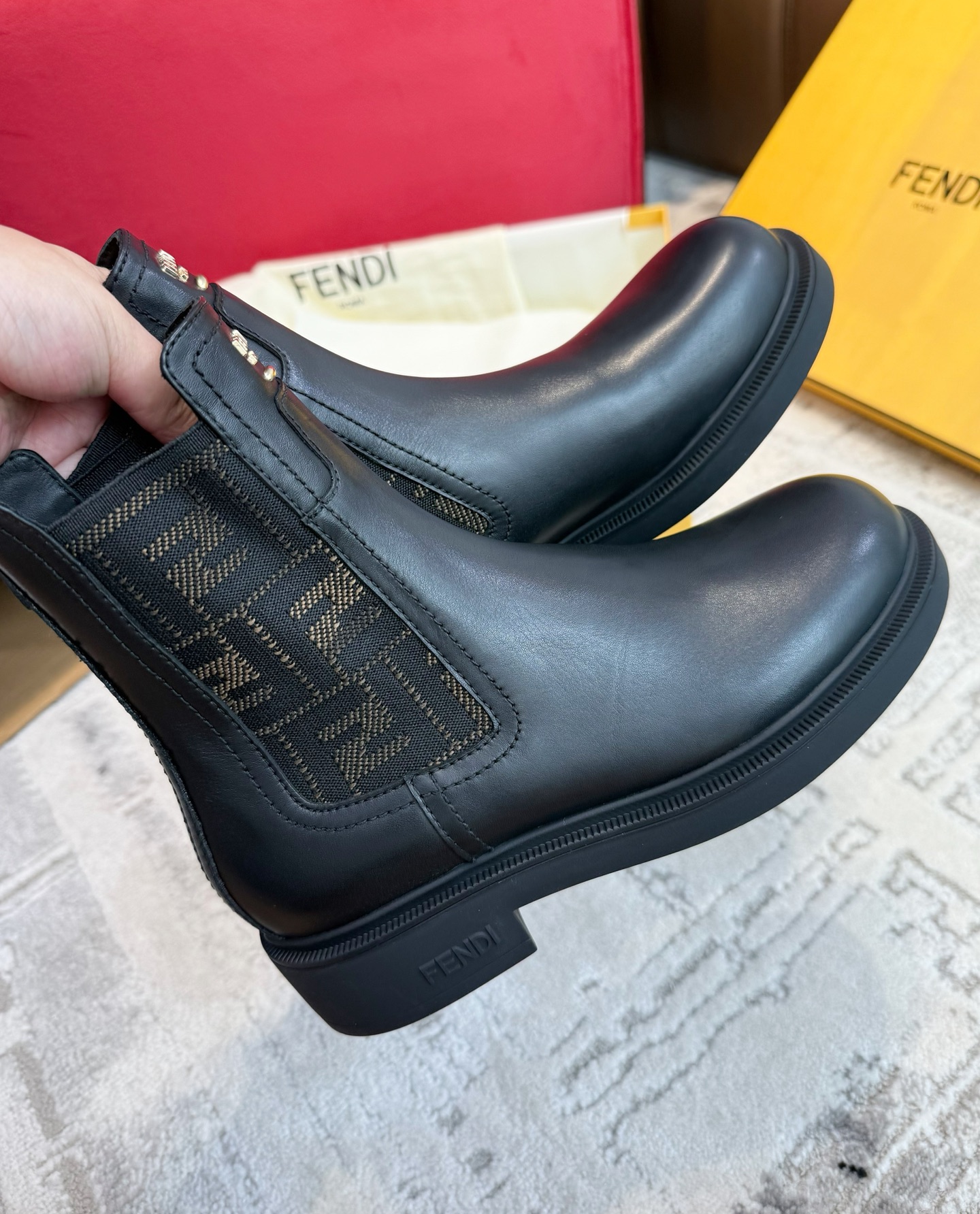 NO:647687,Guan-made purchasing agent level FENDI丨Fendi 25 new Filo presbyopic Chelsea cowhide motorcycle boots. Lock Fendi's pair of short boots. Classic presbyopic + neat short boot style, directly wearing the 'high-end relaxation' on the feet!  The black leather has a cool aura, and the presbyopic stitching instantly makes it more recognizable. The slip-on design is suitable for all kinds of rush hours from morning to commute. Who knows how relaxed you feel when you step on it and go!  Whether you pair it with a coat to go the aura queen route, or pair it with a sweater for a fashionable mix and match, this pair can definitely fit in. You must leave a C spot for it in your fashionable autumn and winter shoe cabinet!  zp custom imported calfskin upper lining zp mold customization TPU outsole Size 35～40, boots, fendi, fendi, boots, hoodie, sweatshirts, cowhide19860909莞产代购级别 FENDI丨芬迪25新品Filo老花切尔西牛皮机车靴 把Fendi这双短靴锁死 经典老花＋利落短靴型,直接把“高级松弛感”穿在了脚上！ 黑色皮革自带酷飒气场,老花拼接瞬间拉满辨识度,一脚蹬设计适配各种赶时间的早八～通勤时刻,踩上就走的松弛感谁懂啊！ 无论是配大衣走气场女王路线,还是搭卫衣玩混搭时髦,这双都能稳稳接住～时髦精秋冬鞋柜里,必须给它留个C位！ zp定制进口小牛皮鞋面内里 zp开模定制TPU大底 Size 35～40,靴子,fendi,fendi,boots,hoodie,sweatshirts,cowhide,Women's Shoes