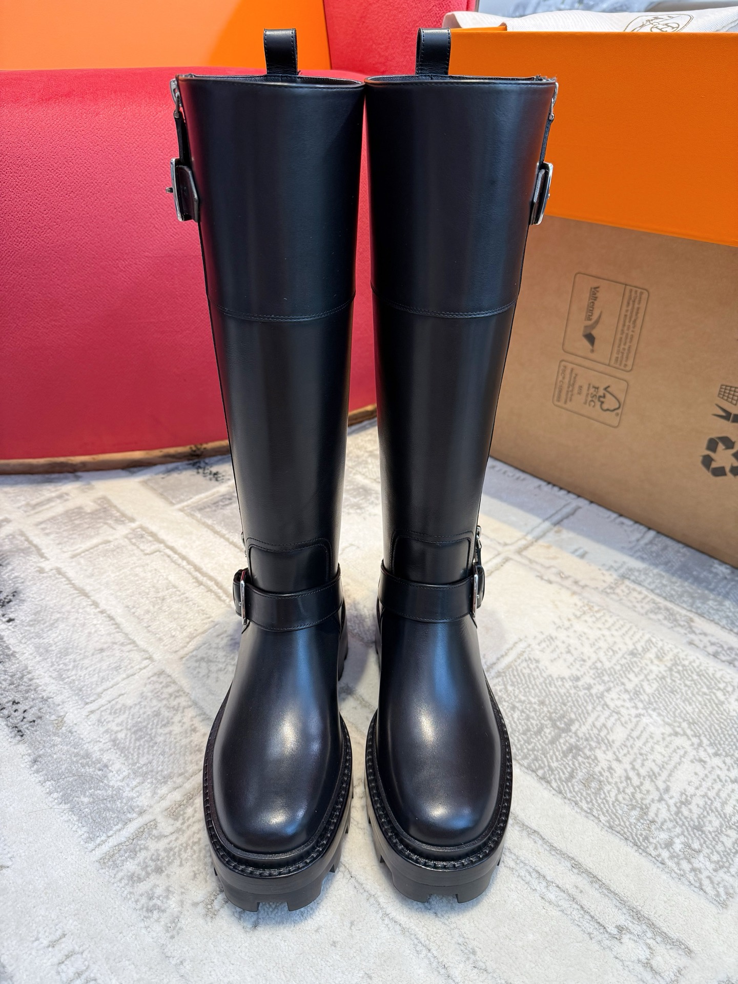 NO:594289,Made in Dongguan, Hermes Jaime high boots. This pair of high boots is made with Hermès' exquisite craftsmanship. The calfskin material is fine and tough, demonstrating excellent quality. The round toe design adds a bit of playful and retro charm, and the zipper details are exquisite, smooth and easy to pull, and easy to put on and take off.  The boot has smooth lines, fits the leg lines, and modifies the beautiful proportions of the legs. Whether it is paired with simple jeans to create a casual fashion style, or combined with an elegant skirt to attend important occasions, it can be easily controlled, injecting luxury and high-end sense into the overall look. ZP custom-made imported cowhide for the upper, sheepskin imported from Italy for the lining ZP private mold custom-made double-layer genuine leather edge anti-slip rubber sole  Size35～40 (40 orders are not returnable), boots,hermes,hermes,boots,skirts,jeans,cowhide,sheepskin19860909莞产 Hermes爱马仕Jaime高筒靴这双高筒靴以爱马仕精湛工艺打造,小牛皮材质质感细腻且坚韧,彰显卓越品质.圆头设计增添了几分俏皮与复古韵味,拉链细节精致,顺滑易拉,穿脱便捷. 靴筒线条流畅,贴合腿部线条,修饰出优美的腿部比例,无论是搭配简约的牛仔裤打造休闲时尚风,还是与优雅的裙装组合出席重要场合,它都能轻松驾驭,为整体造型注入奢华与高级感. 鞋面ZP定制进口牛皮 内里意大利进口羊皮 Zp私模定制双层真皮沿边防滑橡胶底 Size35～40（40订做不退换）,靴子,hermes,hermes,boots,skirts,jeans,cowhide,sheepskin,Women's Shoes