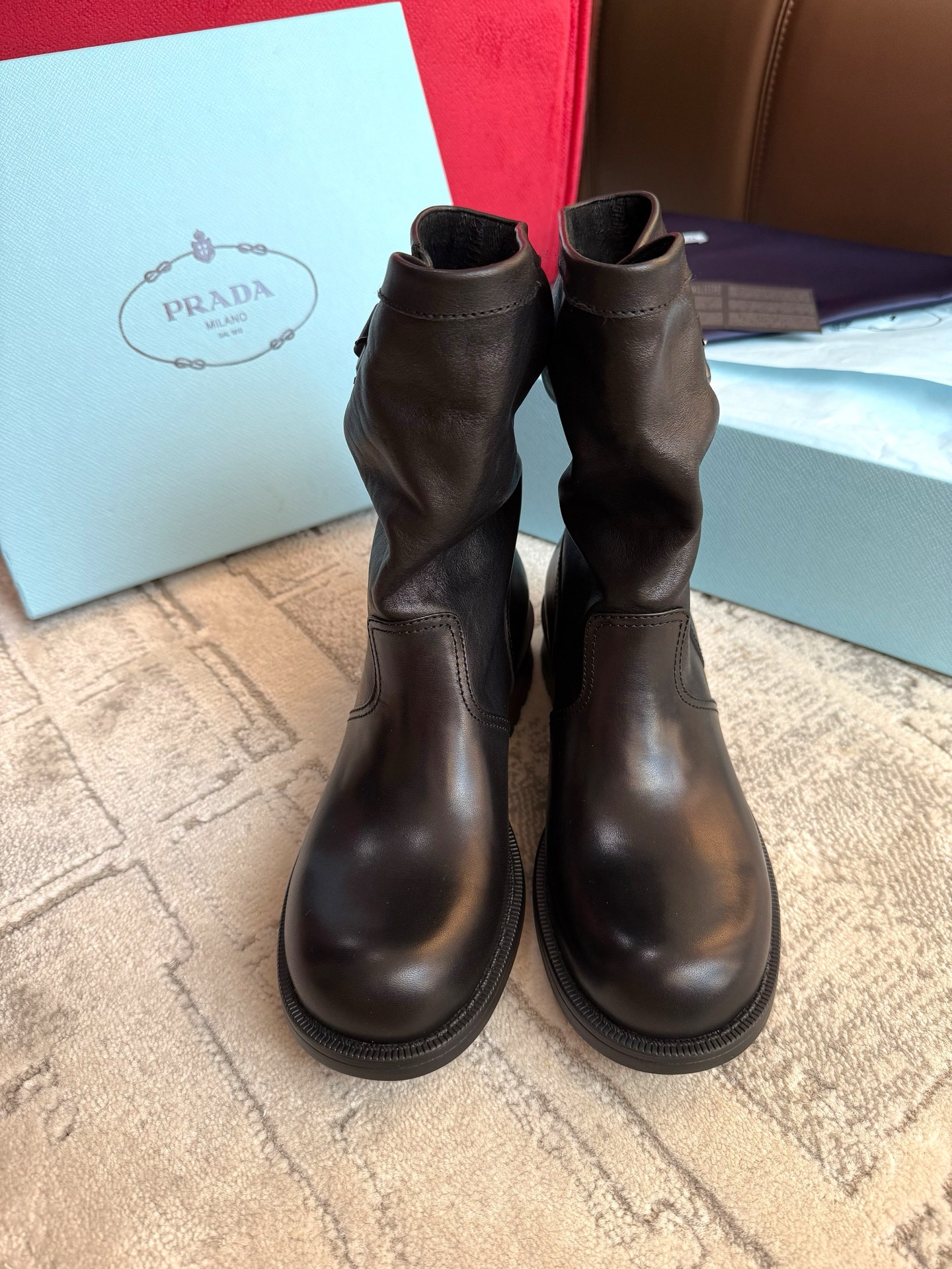 NO:563224,Wandan-produced PRADA retro modern Prada short boots are really a must-have short boot for this winter. They are full of looseness and are super good-looking ~ they look very heavy. They are unexpectedly light ~ quite comfortable and the boots are soft and will not wear. Super good-looking and super fashionable boots ~ the leather is soft and elastic. The upper is customized with imported water-dyed vegetable tanned cowhide fabric. ZP custom-made cow suede lining. Private model custom-made leather combination TPU outsole.  Size35～40,boots,prada,prada,boots,cowhide19860909莞产 PRADA复古摩登普拉达短靴堆堆靴 真的是这个冬天必入的一款短靴,满满的松弛感,超级好看～看上去以为很重 意外的轻便～还蛮舒服、靴子的部分是软的不会磨 超级好看超级时髦感的一款靴子~皮质柔软富有弹性高 鞋面定制进口水染植鞣牛皮面料 zp定制牛反绒内衬 私模定制真皮组合TPU大底 Size35～40,靴子,prada,prada,boots,cowhide,Women's Shoes