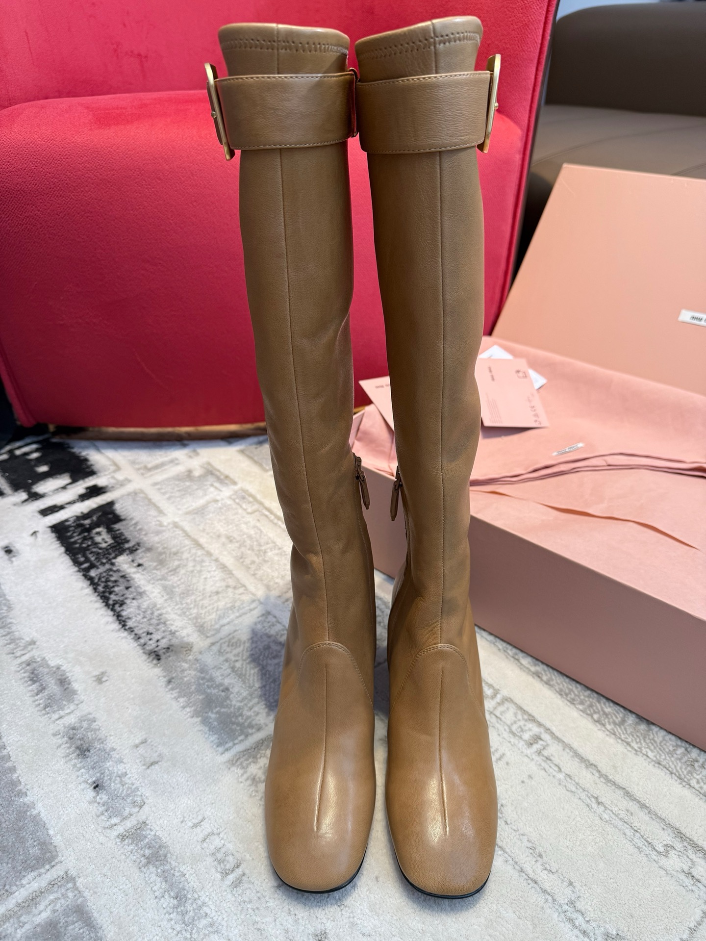 NO:680099,Made in Guangzhou Miu Miu | The most topical boots in 2025 | Purchasing level The most influential fashion item this season, THE BUCKLE BOOTS, motorcycle boots, fall in love at first sight. The boot shaft perfectly modifies the foot shape. You can refer to other bloggers. The leather on the upper foot is very soft, with a 5.5 cm thick heel, and the comfort of the upper foot is no problem. The data of all aspects of the boot shaft is 100% restored, accurate to the millimeter.  The boots are equipped with metal buckles embossed with the iconic logo. This theme element also appears on the armbands of the 2025 spring and summer series. The 65 mm square high heels highlight the daily femininity. The upper is customized and imported Nappa stretch sheepskin. The inner ZP consistent customer-supplied material. Private model customized leather outsole Size35～40, boots, miumiu, boots, sheepskin, Leather soles19860909莞产 Miu Miu |2025最具话题性的靴子｜代购级别 本季最具影响力的时尚单品THE BUCKLE BOOTS机车靴,一眼爱上 靴筒完美修饰脚型 可以参考其他博主上脚皮质非常柔软,5.5厘米大粗跟,上脚舒适度没问题靴筒各方面数据追求百分百还原,精确的毫米 靴子配有压印着标志性徽标的金属搭扣,这一主题元素也出现在2025年春夏系列的臂环上.65毫米的方形高跟凸显了日常的女性气质 鞋面定制进口Nappa弹力羊皮 内里ZP一致客供材料 私模定制真皮大底 Size35～40,靴子,miumiu,boots,sheepskin,Leather soles,Women's Shoes