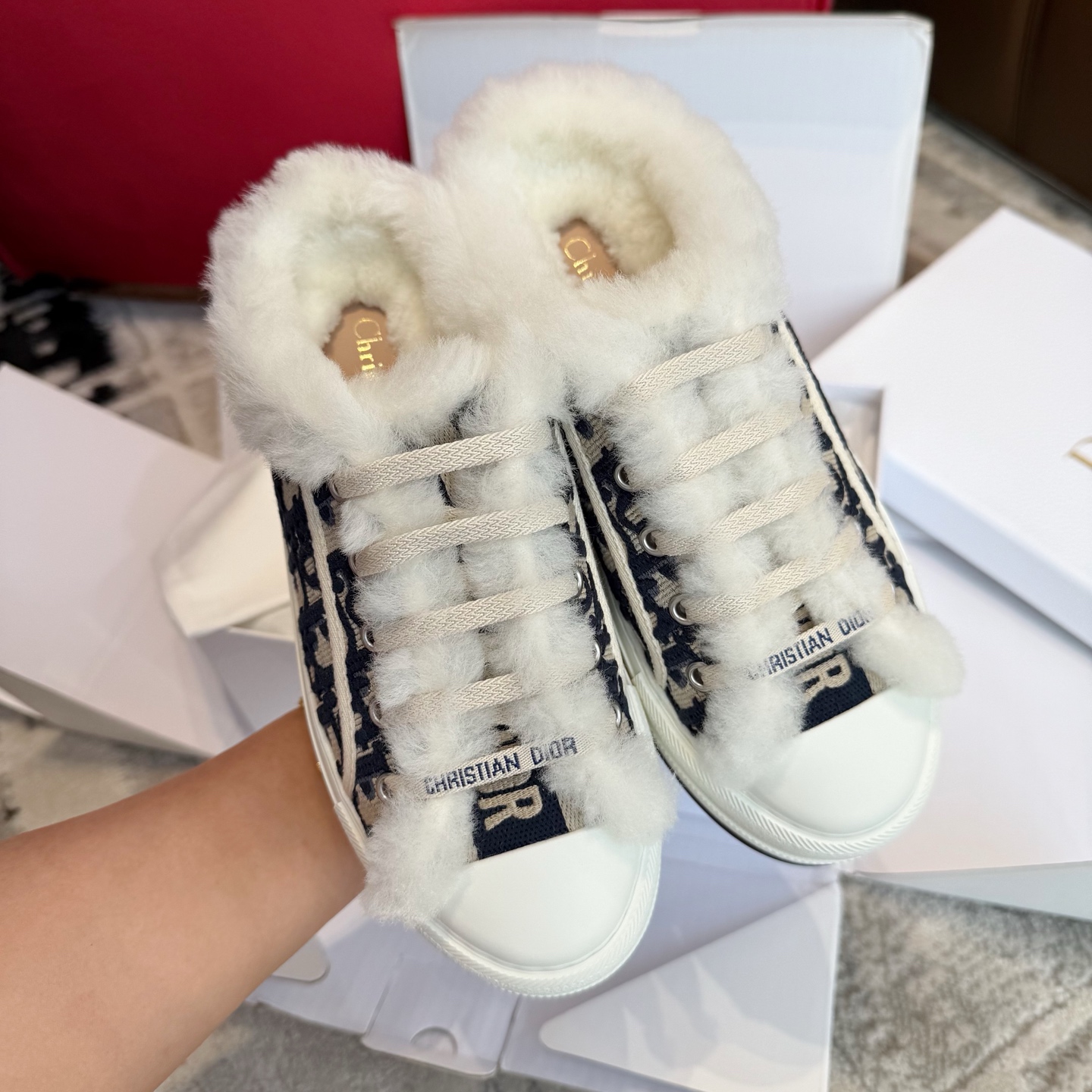 NO:614062,Winter is here~the fluffy DO sneakers are ready to wear!  Classic thick-soled embroidered sneakers, with fur lining and lambswool, both good-looking and warm. They are nice and have a great height-increasing effect ~ Chaizi Le + Fresh Get Zhixiu have the same style. This year, all major brands are producing thick-soled shoes. The original embroidery fabric is supplied by the customer. The lining is imported small wool (very warm). ZP private model customized outsole Size 35～40, casual shoes/sports shoes, sneakers, sneakers19860909冬天来了~毛绒绒的DO运动鞋可以穿起来啦 ！ 经典厚底刺绣运动鞋,内里皮毛一体羔羊毛兼具好看与保暖功能,nice得 哦增高效果也很棒～矮子乐+ 新鲜get智秀同款 、今年各大品牌都出厚底鞋 客供原厂刺绣面料生产 内里客供进口小羊毛（非常保暖） ZP私模定制大底 Size35～40,休闲鞋/运动鞋毛毛鞋,sneakers,Women's Shoes