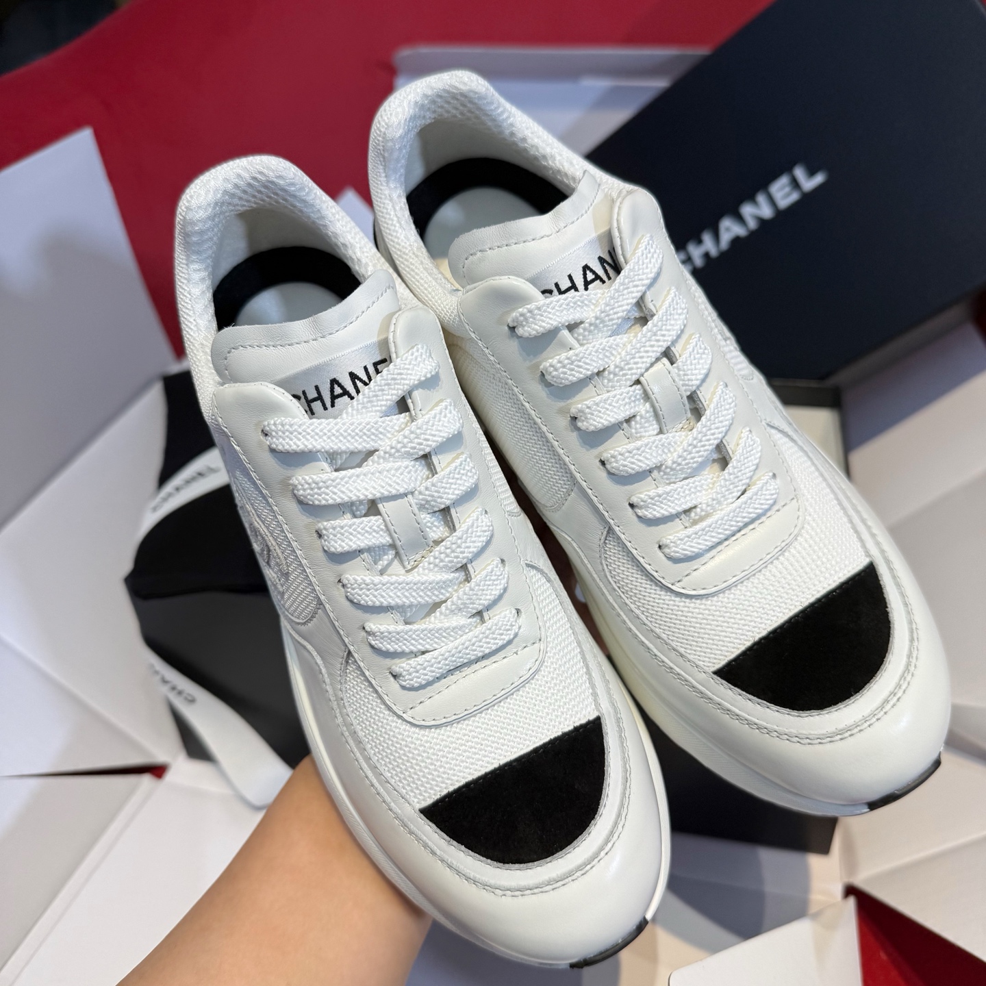 NO:593600,Chanel 25K high-heeled sneakers made in Guangzhou. This pair of sneakers is so high-end! The 25K sneakers of Xiang Nai Nai have 4cm heels and are super stylish. This season’s dark horse and big hit high-heeled sports shoes. This season’s main high-heeled sneakers are authentically purchased in two colors. Various social bloggers have bought this single product. It is very fancy and versatile. It is a must-buy. This series is now on sale!  !  !  My family has purchased authentic products that have been disassembled and developed. You can come in and out of the counter at will to compare the leather, lasts, wiring and all the details to ensure that the products are truly authentic and exclusive to the entire network!  !  All counters in the network support inspection level. It is the only version of the product on the market and is open to comparison across the entire network. Exclusive original 1:1 custom-made imported cowhide leather for the upper, delicate and soft to the touch ~ black with a bit of oily and shiny leather, white matte cowhide ~ perfectly reproduced 1:1 black sheep suede on the toe. Special breathable mesh fabric for the inner padding. Outsole exclusive original 1:1 customized private model outsole (4cm high heel)  Size35～40,casual shoes/sports shoes,chanel,sneakers,cowhide19860909莞产代购级别 chanel 25K高跟运动鞋 这双运动鞋好高级!香奶奶25k这款运动鞋4cm跟 超级洋气 这季的黑马 大爆款高跟运动 这一季主打高跟运动鞋正品购入两色,各个社交博主入手单品,很fancy 百搭 必买款,本系列现已登陆发售！！！ 我家均有购入正品拆卸开发,大家可以随意进出专柜对比皮料、楦头、走线以及所有细节,做到真正的正品,全网独家真正的正品级！！全网专柜支持验货级别,市面上唯一对版货品,接受全网对比 鞋面独家原版1:1定制进口牛皮、手感细腻柔软～黑色带点油蜡亮皮的感觉、白色哑光牛皮～鞋头完美复刻1:1黑色羊反绒 内里垫脚香香专用透气网布 大底独家原版1:1定制私模大底（高跟4cm） Size35～40,休闲鞋/运动鞋,chanel,sneakers,cowhide,Women's Shoes