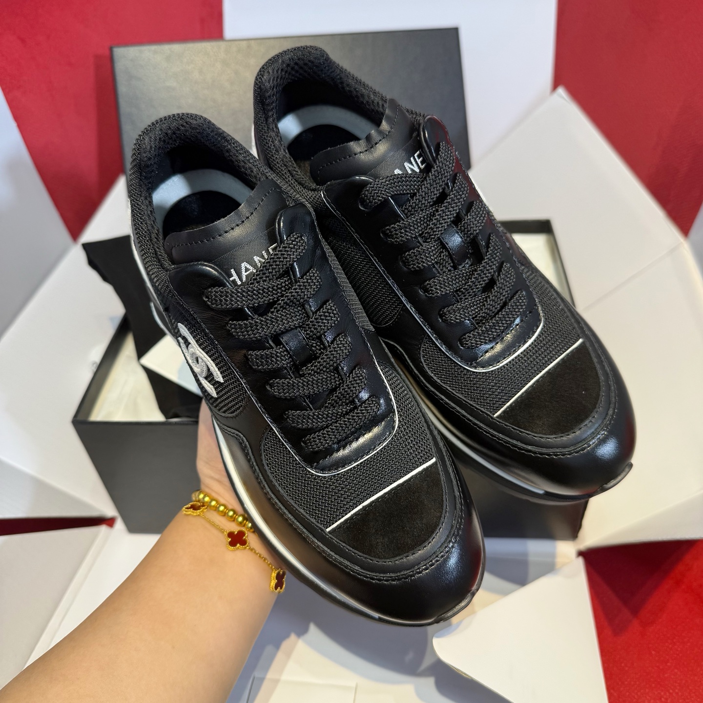 NO:593606,Chanel 25K high-heeled sneakers made in Guangzhou. This pair of sneakers is so high-end! The 25K sneakers of Xiang Nai Nai have 4cm heels and are super stylish. This season’s dark horse and big hit high-heeled sports shoes. This season’s main high-heeled sneakers are authentically purchased in two colors. Various social bloggers have bought this single product. It is very fancy and versatile. It is a must-buy. This series is now on sale!  !  !  My family has purchased authentic products that have been disassembled and developed. You can come in and out of the counter at will to compare the leather, lasts, wiring and all the details to ensure that the products are truly authentic and exclusive to the entire network!  !  All counters in the network support inspection level. It is the only version of the product on the market and is open to comparison across the entire network. Exclusive original 1:1 custom-made imported cowhide leather for the upper, delicate and soft to the touch ~ black with a bit of oily and shiny leather, white matte cowhide ~ perfectly reproduced 1:1 black sheep suede on the toe. Special breathable mesh fabric for the inner padding. Outsole exclusive original 1:1 customized private model outsole (4cm high heel)  Size35～40,casual shoes/sports shoes,chanel,sneakers,cowhide19860909莞产代购级别 chanel 25K高跟运动鞋 这双运动鞋好高级!香奶奶25k这款运动鞋4cm跟 超级洋气 这季的黑马 大爆款高跟运动 这一季主打高跟运动鞋正品购入两色,各个社交博主入手单品,很fancy 百搭 必买款,本系列现已登陆发售！！！ 我家均有购入正品拆卸开发,大家可以随意进出专柜对比皮料、楦头、走线以及所有细节,做到真正的正品,全网独家真正的正品级！！全网专柜支持验货级别,市面上唯一对版货品,接受全网对比 鞋面独家原版1:1定制进口牛皮、手感细腻柔软～黑色带点油蜡亮皮的感觉、白色哑光牛皮～鞋头完美复刻1:1黑色羊反绒 内里垫脚香香专用透气网布 大底独家原版1:1定制私模大底（高跟4cm） Size35～40,休闲鞋/运动鞋,chanel,sneakers,cowhide,Women's Shoes
