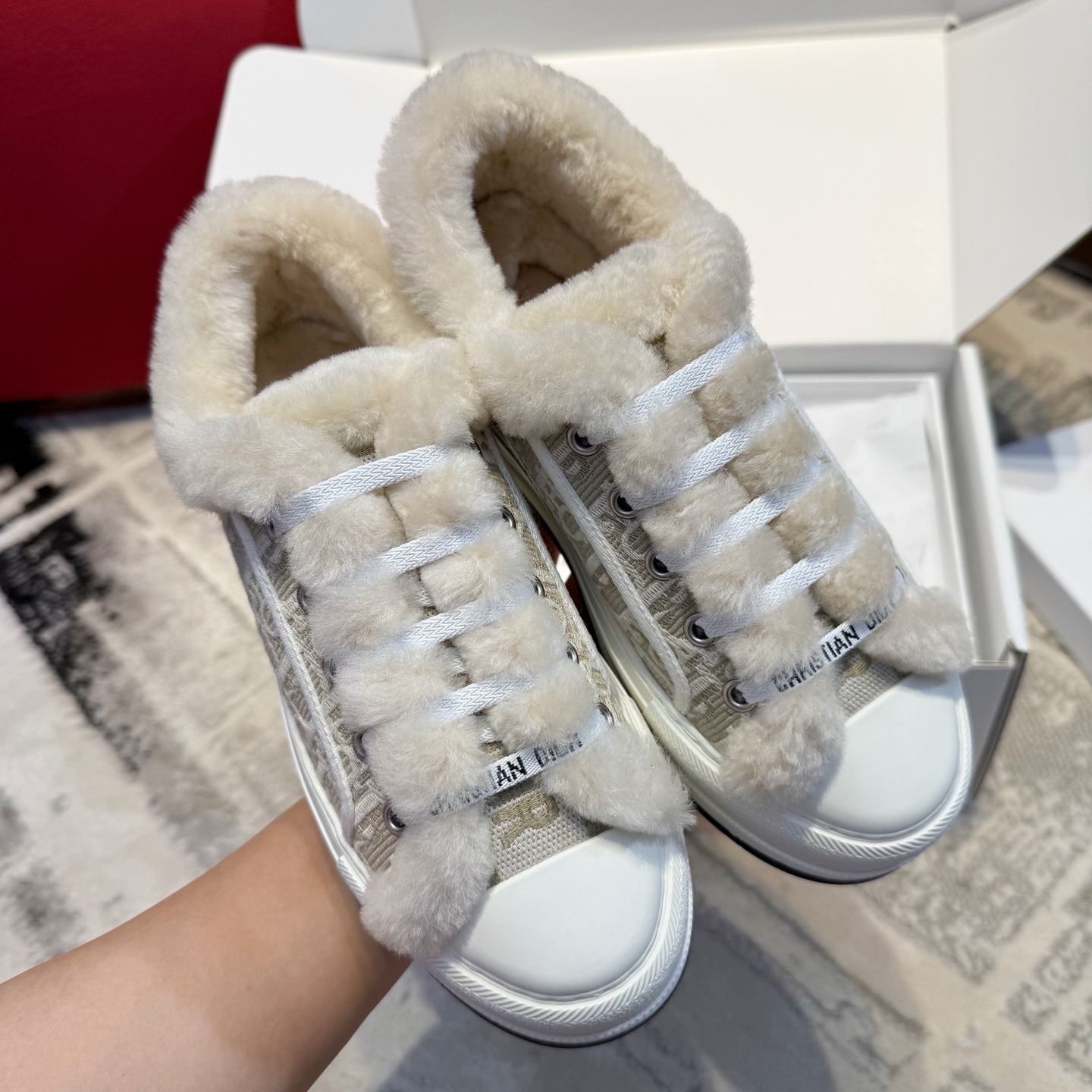 NO:614052,Winter is coming~ The fluffy DO sneakers are ready to be worn. DR's new product is a classic thick-soled embroidered sneaker. The fur lining is lambswool, which is both good-looking and warm. It's nice. The height-increasing effect is also great~ Chaizi Le+ Fresh Get Zhixiu has the same style. This year, major brands have released thick-soled shoes with classic orchid D letter embroidery. The original embroidered fabric is supplied by the customer. The inner lining is made of imported small wool (very warm). ZP private model customized outsole  Size35～40,casual shoes/sports shoes,sneakers19860909冬天来了~毛绒绒的DO运动鞋可以穿起来啦 DR新品 经典厚底刺绣运动鞋,内里皮毛一体羔羊毛兼具好看与保暖功能,nice得 哦增高效果也很棒～矮子乐+ 新鲜get智秀同款 、今年各大品牌都出厚底鞋经典兰D字母刺绣 客供原厂刺绣面料生产 内里客供进口小羊毛（非常保暖） ZP私模定制大底 Size35～40,休闲鞋/运动鞋毛毛鞋,sneakers,Women's Shoes