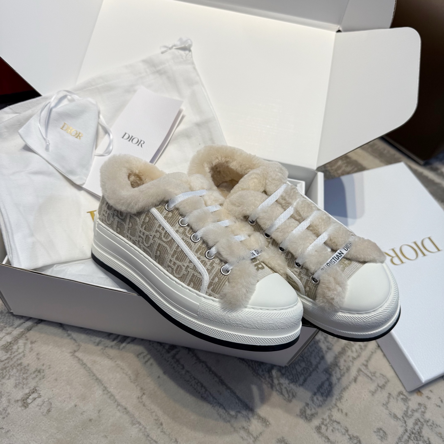 NO:614058,More details purchasing agent level, casual shoes/sports shoes furry shoes, sneakers19860909更多细节 代购级别,休闲鞋/运动鞋毛毛鞋,sneakers,Women's Shoes