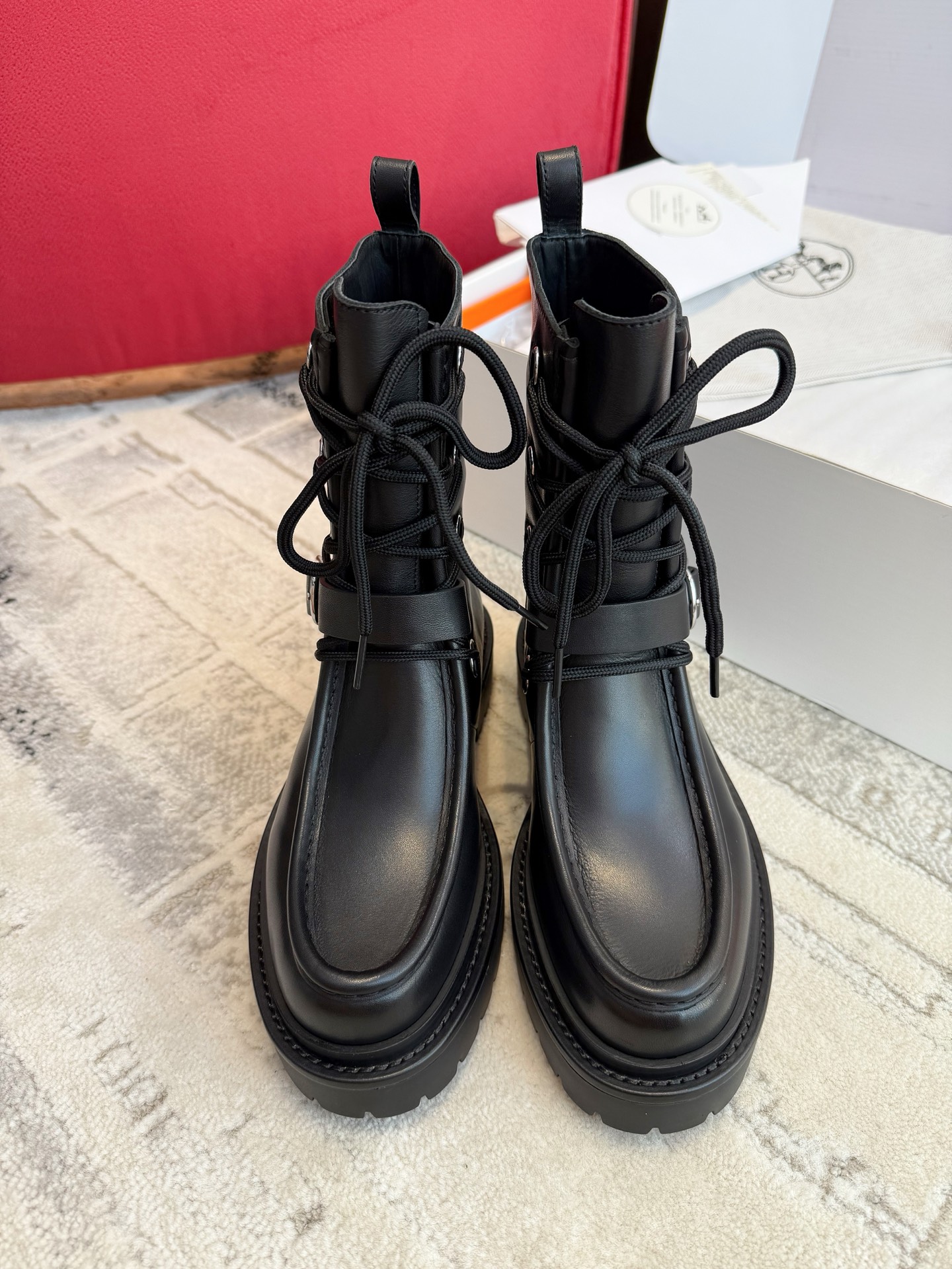 NO:594306,Wandan-made Hermes｜Super high-end motorcycle-style belt buckle rider boots, you must get a pair!  !  Hermes 25FW new autumn and winter Land ankle boots series, motorcycle style belt buckle lace-up thick-soled boots!  A classic classic!  The design style of boots is usually classic and simple, focusing on the smoothness of lines and the elegance of the shape. Without too many complicated decorations, it can show the characteristics of nobility and grandeur. The upper is imported A-grade cowhide. The lining is imported calfskin. The thick sole rubber outsole. The heel height is 3 cm (standard size). Size35～40 (40 custom-made), boots, hermes, hermes, boots, cowhide19860909莞产 Hermes｜超级有档次的一款机车风皮带扣 骑士靴,必须来一双！！ Hermes爱马仕25FW秋冬新款Land及踝靴系列,机车风皮带扣系带厚底靴！ 经典经典！靴子的设计风格通常以经典、简约为主,注重线条的流畅性和造型的优雅感.没有过多繁杂的装饰,却能展现出高贵大气的特征 鞋面进口A级牛皮 内里垫脚进口小牛皮 大底厚底橡胶大底 跟高3厘米（标准码） Size35～40（40定做）,靴子,hermes,hermes,boots,cowhide,Women's Shoes