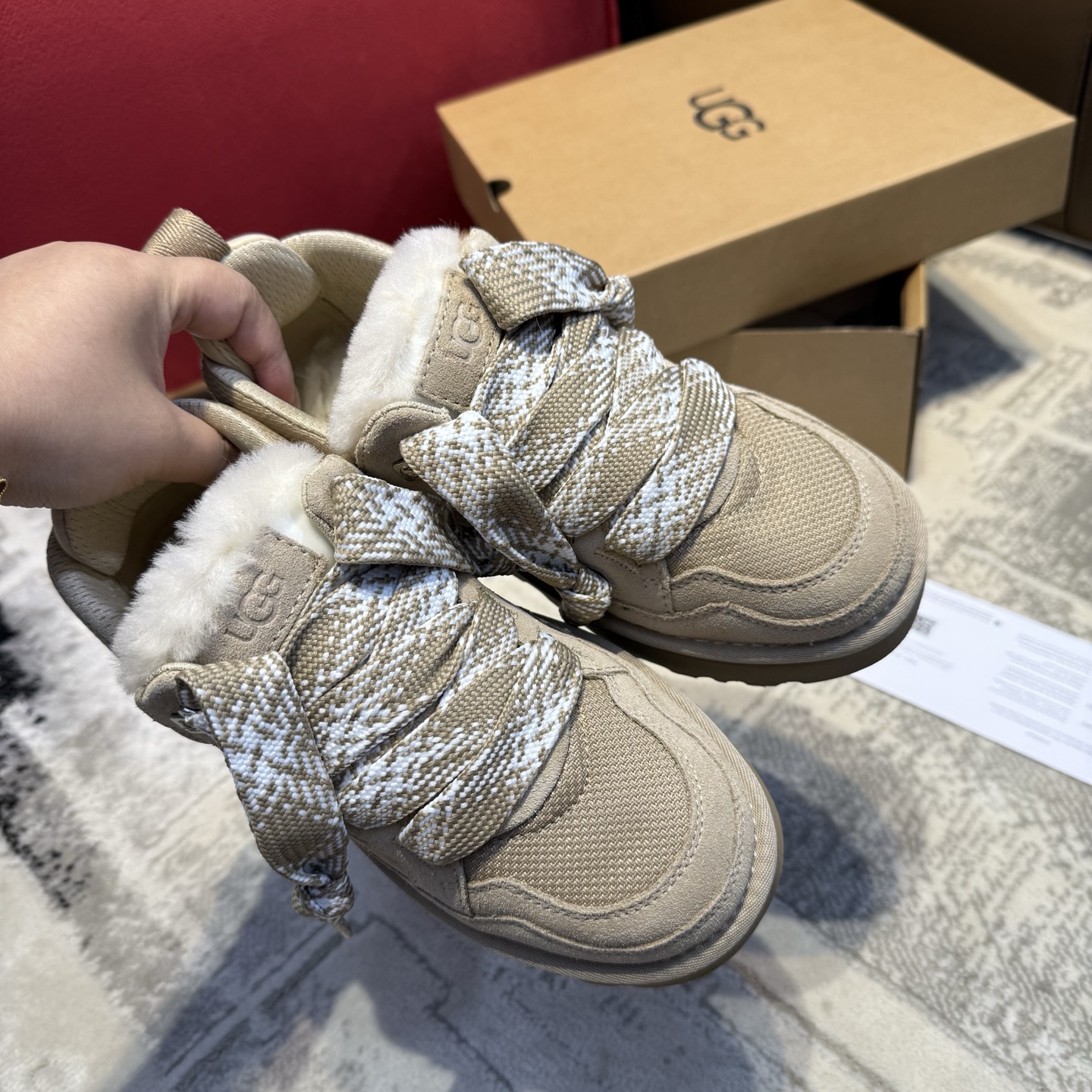 NO:615257,The UGG Mel low-top model knows how to relax. I found a treasure casual shoe after rummaging through the shoe cabinet. It can be used to easily match the atmosphere in early autumn~ The appearance and texture are both online: suede + low-key logo are retro, classic maroon versatile jeans/skirts, two-color shoelaces can be worn as one pair of shoes.  So comfortable that you want to put your feet on it: ultra-light material + 5cm thick sole, no tired feet after heightening, wool insole warms the feet and breathable, no pressure for commuting and shopping all day long. √ I love the details: wide shoelaces for taking pictures ~ suitable for a variety of foot types, slight stains can be wiped clean with a damp cloth Size 35 ~ 40, casual shoes/sports shoes, sneakers, skirts, jeans19860909UGG梅尔低帮款太懂松弛感 翻遍鞋柜找到的宝藏休闲鞋,早秋穿搭靠它轻松拿捏氛围~ 颜值质感双在线:翻毛皮+低调徽标显复古,经典栗色百搭牛仔裤/小裙子,双色鞋带还能一鞋两穿. 舒服到想焊脚上:超轻材质+5cm厚底,增高不累脚,羊毛鞋垫暖脚又透气,通勤逛gai一整天无压力.√细节控直接爱了:宽鞋带拍照出片～适配多种脚型,轻微污渍湿布一擦就干净 Size35～40,休闲鞋/运动鞋毛毛鞋,sneakers,skirts,jeans,Women's Shoes