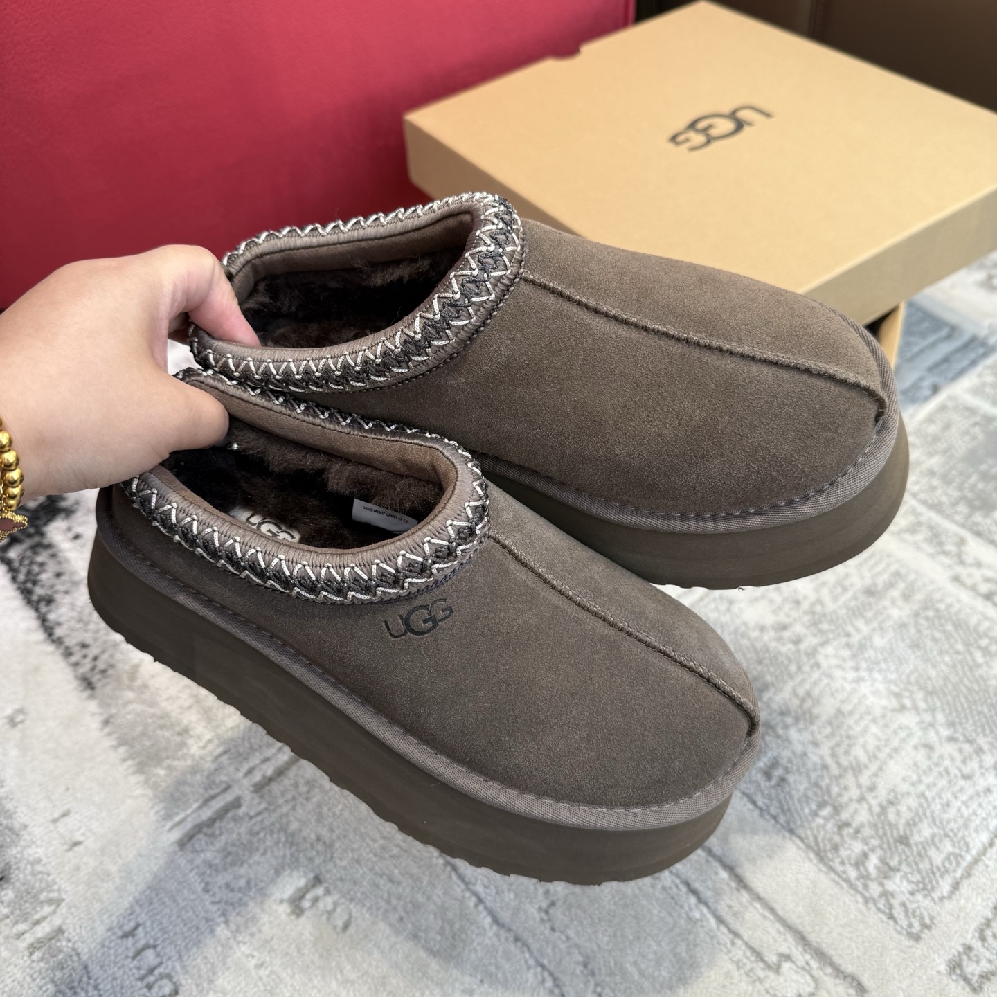 NO:615217,Who hasn’t owned this pair of shoes!!! UGG Tazz is really a must-have pair for every girl. The biggest feature is that there is a circle of colorful woven embroidery embroidered at the mouth of the shoe. 25 Tazz 2.0 Return of the King, Comfort and Evolution 24 The well-deserved king of out-of-stock~ Tazz returns with full sincerity! SS25 Tazz 2.0 upgraded version upgraded wool lining, cloud-stepping MAX sugar cane EVA outsole is super light and super Q-elastic  Going out for a walk with the dog or catching up in the morning feels like taking a walk again. 4.5 thick-soled slip-on + UGG Tasman's unique braided braid. It has a star-like feel on the upper foot, and is fashionable and effortless. The shoes are made of imported wool (very warm) and Longfeng's original A-grade fur. The original high-elastic outsole is fashionable and versatile, emphasizing the length of the legs. Size 35 ~ 40, semi-shoes.19860909是谁还没有拥有这双鞋!!! UGG Tazz真的是每个小姐姐必入得一双 最大的特点就是在鞋口处绣了 一圈彩色编织的刺绣 25塔茨 2.0王者归来,舒适再进化24 当之无愧的断货王~塔茨带着满满的诚意王者归来! SS25塔茨 2.0升级版 升级羊毛内里,踩云感MAX甘蔗EVA大底超轻超Q弹 出街遛狗、赶早八都像再散步 4.5厚底一脚蹬+UGG Tasman特有编织穗带 上脚自带星感,时髦毫不费力 鞋进口羊毛一体（非常保暖）隆丰原厂A级皮毛一体 原厂高弹大底时髦又百搭,重点显腿长 size35～40,半拖毛毛鞋,Women's Shoes