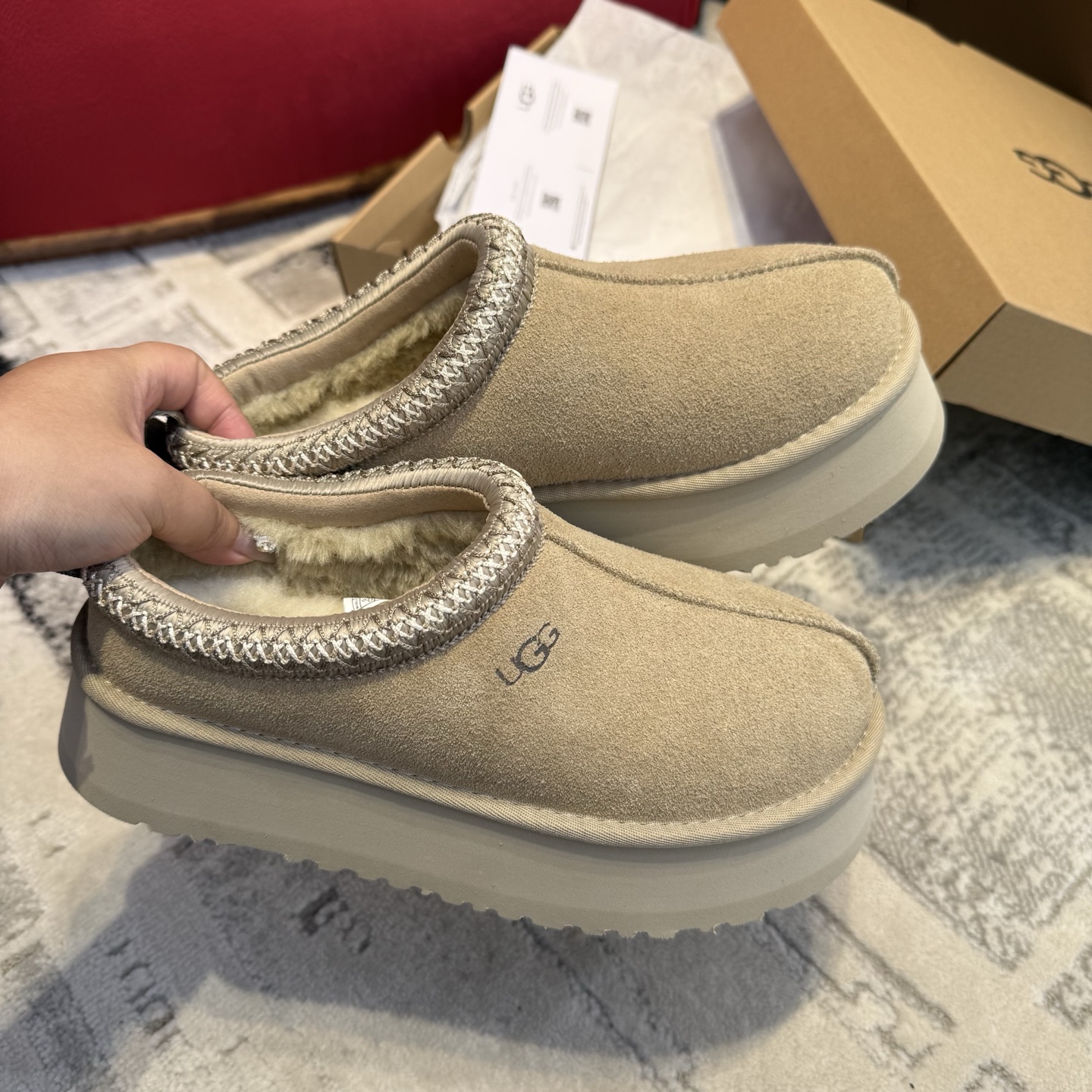 NO:615227,Who hasn’t owned this pair of shoes!!! UGG Tazz is really a must-have pair for every girl. The biggest feature is that there is a circle of colorful woven embroidery embroidered at the mouth of the shoe. 25 Tazz 2.0 Return of the King, Comfort and Evolution 24 The well-deserved king of out-of-stock~ Tazz returns with full sincerity! SS25 Tazz 2.0 upgraded version upgraded wool lining, cloud-stepping MAX sugar cane EVA outsole is super light and super Q-elastic  Going out for a walk with the dog or catching up in the morning feels like taking a walk again. 4.5 thick-soled slip-on + UGG Tasman's unique braided braid. It has a star-like feel on the upper foot, and is fashionable and effortless. The shoes are made of imported wool (very warm) and Longfeng's original A-grade fur. The original high-elastic outsole is fashionable and versatile, emphasizing the length of the legs. Size 35 ~ 40, semi-shoes.19860909是谁还没有拥有这双鞋!!! UGG Tazz真的是每个小姐姐必入得一双 最大的特点就是在鞋口处绣了 一圈彩色编织的刺绣 25塔茨 2.0王者归来,舒适再进化24 当之无愧的断货王~塔茨带着满满的诚意王者归来! SS25塔茨 2.0升级版 升级羊毛内里,踩云感MAX甘蔗EVA大底超轻超Q弹 出街遛狗、赶早八都像再散步 4.5厚底一脚蹬+UGG Tasman特有编织穗带 上脚自带星感,时髦毫不费力 鞋进口羊毛一体（非常保暖）隆丰原厂A级皮毛一体 原厂高弹大底时髦又百搭,重点显腿长 size35～40,半拖毛毛鞋,Women's Shoes