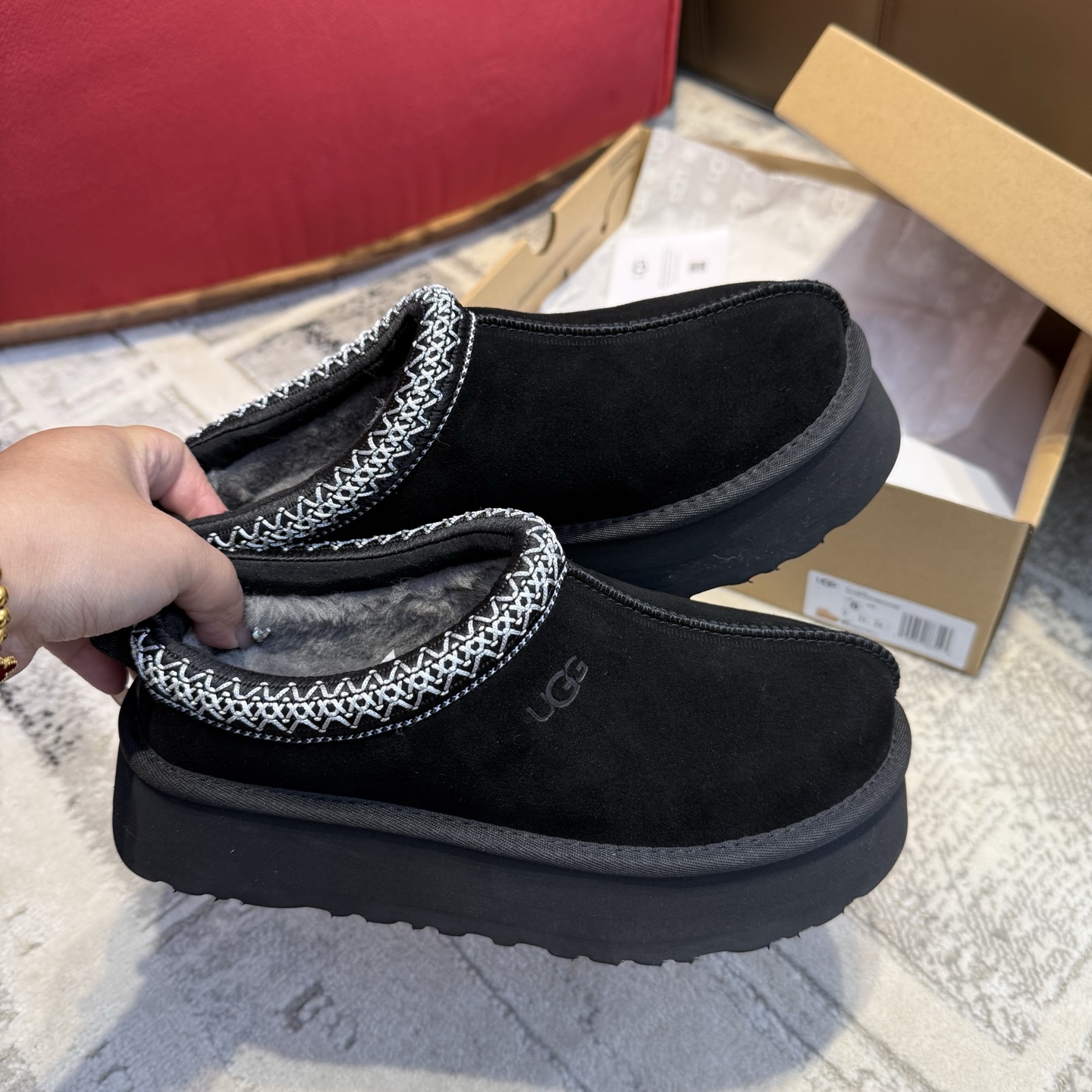 NO:615237,Who hasn’t owned this pair of shoes!!! UGG Tazz is really a must-have pair for every girl. The biggest feature is that there is a circle of colorful woven embroidery embroidered at the mouth of the shoe. 25 Tazz 2.0 Return of the King, Comfort and Evolution 24 The well-deserved king of out-of-stock~ Tazz returns with full sincerity! SS25 Tazz 2.0 upgraded version upgraded wool lining, cloud-stepping MAX sugar cane EVA outsole is super light and super Q-elastic  Going out for a walk with the dog or catching up in the morning feels like taking a walk again. 4.5 thick-soled slip-on + UGG Tasman's unique braided braid. It has a star-like feel on the upper foot, and is fashionable and effortless. The shoes are made of imported wool (very warm) and Longfeng's original A-grade fur. The original high-elastic outsole is fashionable and versatile, emphasizing the length of the legs. Size 35 ~ 40, semi-shoes.19860909是谁还没有拥有这双鞋!!! UGG Tazz真的是每个小姐姐必入得一双 最大的特点就是在鞋口处绣了 一圈彩色编织的刺绣 25塔茨 2.0王者归来,舒适再进化24 当之无愧的断货王~塔茨带着满满的诚意王者归来! SS25塔茨 2.0升级版 升级羊毛内里,踩云感MAX甘蔗EVA大底超轻超Q弹 出街遛狗、赶早八都像再散步 4.5厚底一脚蹬+UGG Tasman特有编织穗带 上脚自带星感,时髦毫不费力 鞋进口羊毛一体（非常保暖）隆丰原厂A级皮毛一体 原厂高弹大底时髦又百搭,重点显腿长 size35～40,半拖毛毛鞋,Women's Shoes