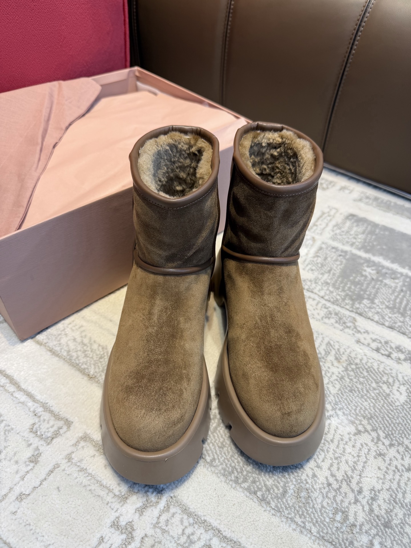 NO:614389,The most beautiful snow boots produced in Wandan are coming ~ Warm and stylish GianvitoRossi STORMY shoes. Rich brown tone, easy to put on and comfortable to walk on the streets in autumn and winter. Suede leather upper combined with shearling lining, soft and skin-friendly, full of warmth. Imported leather upper is integrated. Zp custom foam ultra-light outsole. Size35～40, snow boots, boots19860909莞产 绝美雪地靴来袭～保暖又拉风 GianvitoRossi STORMY鞋款 浓郁棕调,利落套穿舒适行走秋冬街头 绒面皮革鞋面结合羊毛皮内里 柔软亲肤暖意十足 鞋面进口皮面一体 Zp定制发泡超轻大底 Size35～40,雪地靴,boots,Women's Shoes