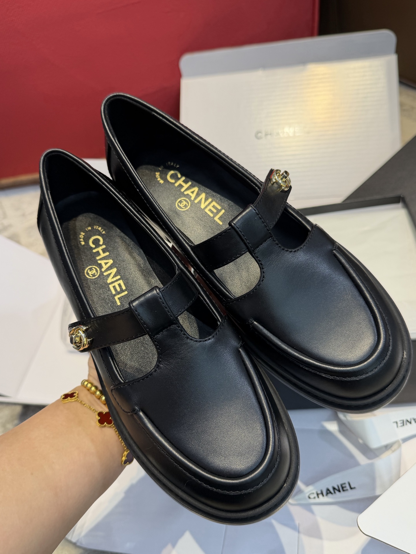 NO:616415,Chanel 25k college-style loafers made in Guangzhou are perfect for matching, loafers will never get tired of being worn and will always be the king of all-match. A new pair of small fragrance 25k Loaf To be honest, Chanel's Loaf really has a place in terms of practical wear and versatility. It is the absolute king of all-match. The utilization rate is very high all year round. If you want to match it, you can use it anytime and anywhere. If you want to choose a pair of big-name Loaf, you must bring it yourself. The upper is imported cowhide from Italy. The inner foot pads are all imported high-quality sheepskin.  zp Private model customized genuine leather outsole Size 35～40, loafers, chanel, loafers, cowhide, sheepskin, Leather soles19860909莞产 chanel25k 学院风乐福鞋 搭配满分,乐福鞋百穿不厌永远的百搭之王 新入一双小香 25k乐福 说实在的在实穿和百搭上 chanel的乐福真的有一席之位绝对的百搭之王利用率非常之高一年四季 只要想搭配随时随地派上用上如果想选一双大牌乐福 必须自备 鞋面意大利进口牛皮 内里垫脚均采用进口优质羊皮 zp 私模定制真皮大底 Size35～40,乐福鞋,chanel,loafers,cowhide,sheepskin,Leather soles,Women's Shoes