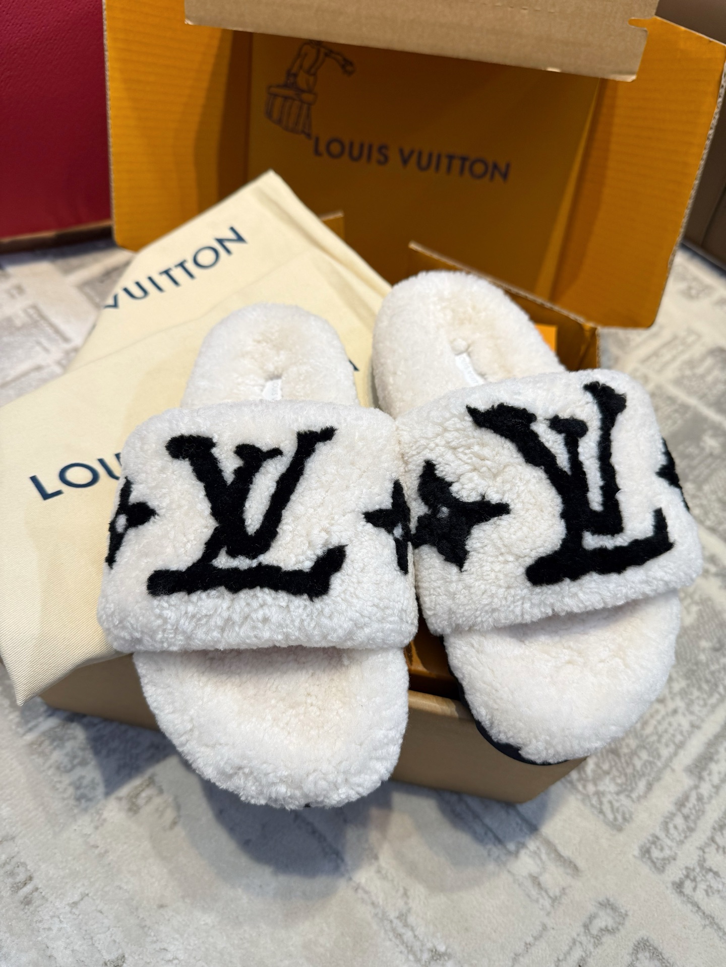 NO:614028,The hot item is now on sale, Ljialu Brand # Autumn and Winter Wool Slippers ~ For those who like a lazy and casual style!  !  Paired with a pair of socks, it can create various concave shapes. The upper is made of wool, and the wool fiber has natural curl and fluffiness, so it is very warm. Z private model customized outsole 3Cm thick sole makes you look taller and slimmer. Size 35～40 (standard size), furry shoes and slippers, louis vuitton, louis vuitton, slippers, socks19860909爆款出货啦L家驴牌＃ 秋冬羊毛拖鞋～ 喜欢慵懒随性风的小姐妹冲鸭！！ 搭配一双袜子又能各种凹造型 鞋面垫脚羊毛材质 、羊毛纤维具有天然的卷曲蓬松性好 所以非常保暖 Z私模定制大底3Cm厚底显高又显瘦 Size35～40码（标准码）,毛毛鞋拖鞋,louis vuitton,louis vuitton,slippers,socks,Women's Shoes
