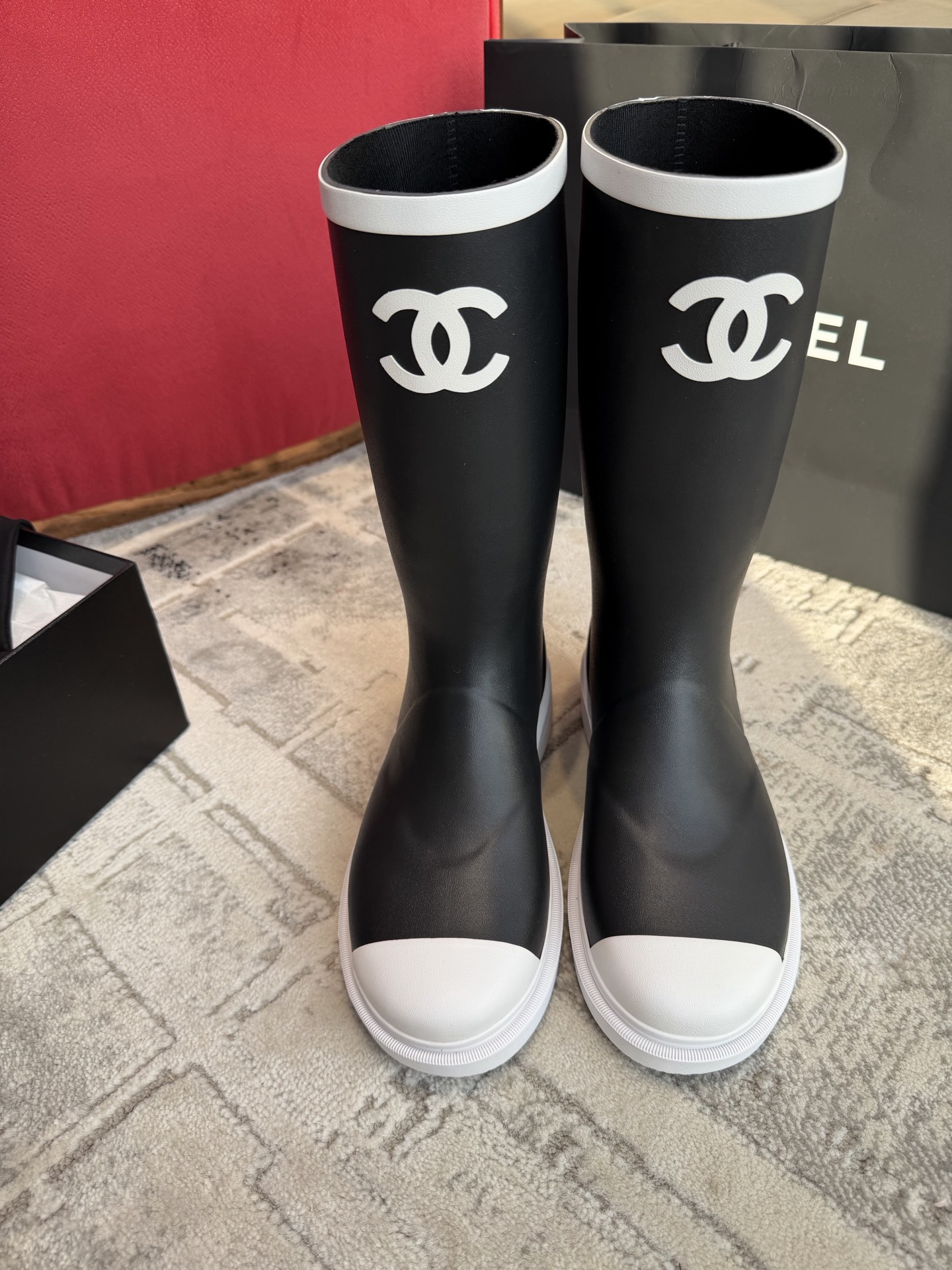 NO:614018,Purchasing agent level CH Xiaoxiang 26C new color matching rain boots top replica with new black and white color matching design!  It’s really beautiful. The material is made of imported materials. It has a milky fragrance. It’s not the cheap plastic products with big round toes on the market. It looks slim and does not pick on the feet. It’s super three-dimensional. [Thick-soled design increases height by 3cm] The visual effect of modifying the calves is great. It feels like stepping on the feet like coconuts. It’s very versatile. Not only can it be worn in rainy days. It’s also very high-end for daily matching. It’s great for commuting and shopping all year round. Imported mercerized cotton insoles for foot support. It’s sweat-absorbent, breathable and comfortable.  Size35～40,boots,boots,rain boots19860909代购级别 CH小香26C新款拼色雨靴顶级复刻 新增的黑白拼色设计！真的太好看了 材质采用进口材料～有一股奶香味～不是市面那种低廉的塑胶制品大圆头设计～显瘦不挑脚型～超有立体感【厚底设计增高3cm】修饰小腿视觉效果杠杠滴～上脚和椰子一样的踩感～非常百搭～不仅雨天能穿～日常搭配服饰都非常高级～一年四季通勤逛街都非常ok 垫脚进口丝光棉鞋垫～吸汗透气舒适 Size35～40,靴子,boots,rain boots,Women's Shoes