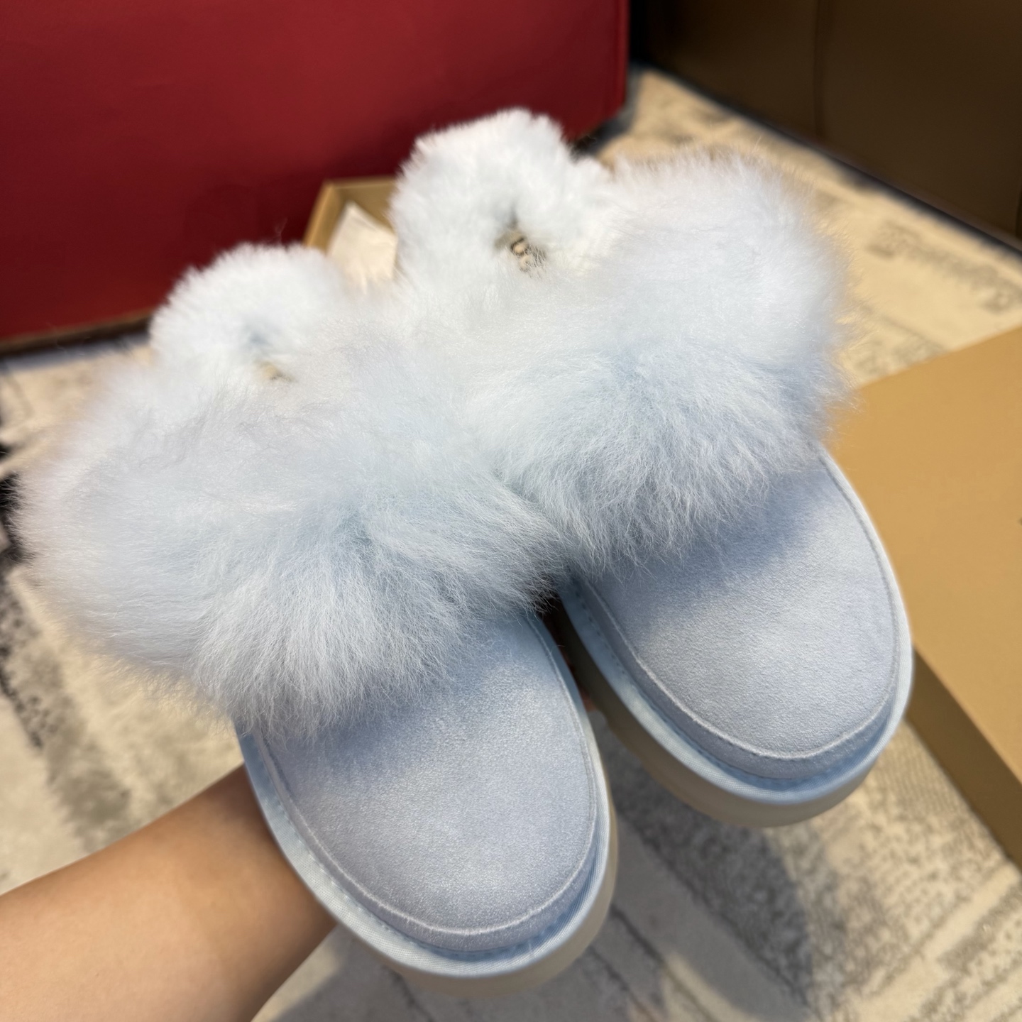 NO:615208,UGG25's latest Titzcut 'long hair' slippers are new. The latest style of Baotou thick-soled slippers. The coral blue is very fairy-like. The suede upper + sheepskin collar is like stuffing your feet into a warm cloud. The coral blue color is particularly bright on the feet, and the sandcastle brown is gentle, versatile and not picky. It's really hard to choose! ! ! Bottom height 4 cm, 17 mm wool, Size 35～40, fur shoes, slippers, sheepskin19860909UGG25最新款蒂茨库特“长毛”拖鞋上新 包头厚底拖鞋最新款 珊瑚蓝色很仙气 翻毛皮鞋面+羊皮毛領口 像把脚塞进一团暖乎乎的云朵里 珊瑚蓝色调色特别上脚有亮点,沙堡棕色温柔百搭不挑人 真的很难取舍！！！ 底高4公分,17毫米羊毛 Size35～40,毛毛鞋,slippers,sheepskin,Women's Shoes