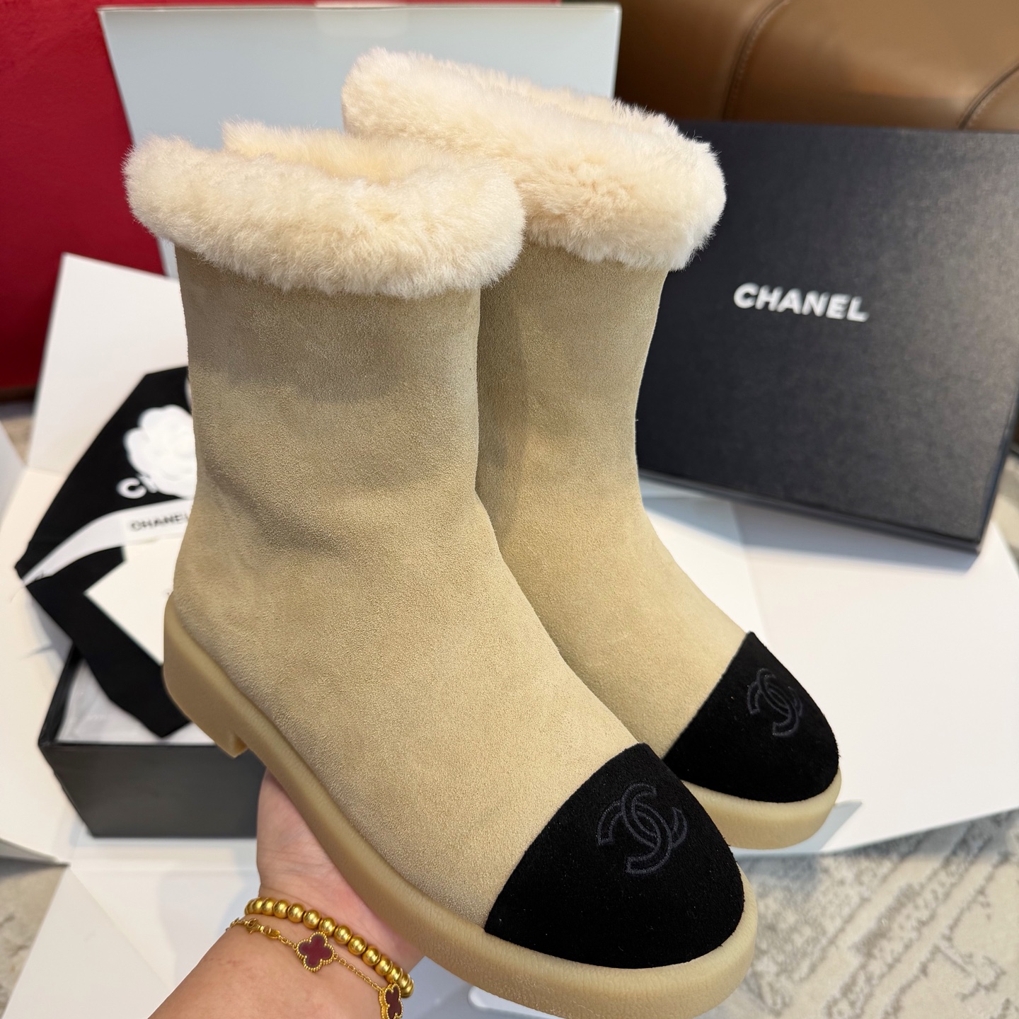 NO:625961,Purchasing agent level CH Xiaoxiang Autumn and Winter Suede Wool Snow Boots // Short Boots [Top high-end quality from major manufacturers] Suede brown upper + black double C logo + a circle of milky white lamb fur around the collar ~ plush and warm fufu ~ super gentle in kind ~ full of high-end winter atmosphere  4cm super soft thick sole ~ no pressure to run wild ~ big and easy to wear on the feet ~ warm and comfortable without being bulky ~ fashionable and fashionable ~ super versatile ~ casually matched in cold winter ~ looks good no matter how you wear it. Exclusive original 1:1 custom-made imported high mercerized smooth cow suede on the upper. One-piece lamb wool imported from Australia. Zipper exclusive original 1:1 mold customization 1:1 zipper + gold double C Zinc alloy pendant ~ long-lasting and not softening ~ strong antioxidant ability  Outsole Exclusive original 1:1 customized imported ultra-light Q-elastic rubber outsole Thick sole about 4cm, tube height about 21cm, tube circumference about 32cm Size 35～40, snow boots, boots, chamois leather19860909代购级别 CH小香秋冬麂皮羊毛毛雪地靴//短靴 【大厂顶级高端品质】 麂皮棕鞋面+黑色双C标+领口一圈奶白羊羔毛毛～ 毛绒绒暖fufu～实物超温柔～冬日高级氛围感满满 4cm超级软厚底～暴走无压力～上脚巨巨好穿～保暖又舒服不臃肿～时髦又洋气～超级百搭～寒冷冬天随意搭配～怎么穿都好好看 鞋面独家原版1:1定制进口高丝光牛反毛 内里澳洲进口皮毛一体羊羔毛 拉链独家原版1:1开模定制1:1拉链+金色双C 锌合金吊坠～持久不软化～抗氧化能力强 大底独家原版1:1定制进口超轻Q弹橡胶大底 厚底4cm左右 筒高21cm左右 筒围32cm左右 Size35～40,雪地靴,boots,chamois leather,Women's Shoes