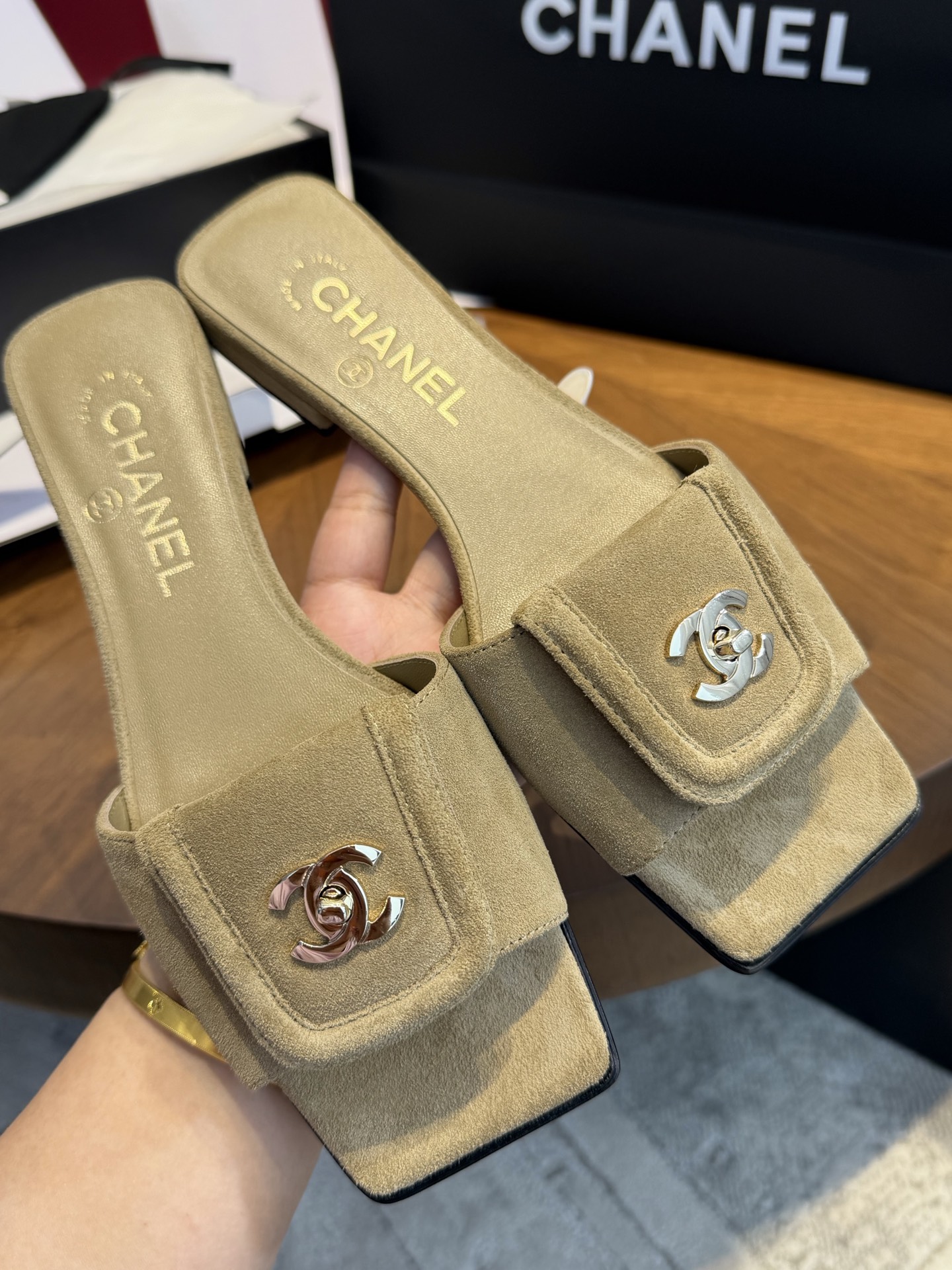 NO:819348,The Chanel 26M Square Toe Double C School Bag Buckle Flat Slippers produced in Guangzhou are one of the brand's very popular classic sandals, and they are also an extension of many classic elements. The design of the school bag buckle has become the focus of everyone's attention! Sparks will hit again in 2026! The very minimalist and simple design allows the double C logo to better display the charm and temperament of women!  The upper is imported suede/lambskin, the lining is made of imported lambskin, and the outsole is Italian genuine leather. Size: 35～40, slippers, chanel, slippers, sheepskin, chamois leather, Leather soles19860909莞产 Chanel 26M方头双C书包扣平底拖鞋 是品牌非常受欢迎的经典款凉拖之一,也是有了很多经典元素的延伸~书包扣的设计已成为众人瞩目的焦点!2026再次碰撞出火花!非常极简简约的设计 让双C的 logo更能展现女性的魅力与气质！ 鞋面进口麂皮/小羊皮 内里垫脚都是进口小羊皮 大底意大利真皮大底 size: 35～40,拖鞋,chanel,slippers,sheepskin,chamois leather,Leather soles,Women's Shoes