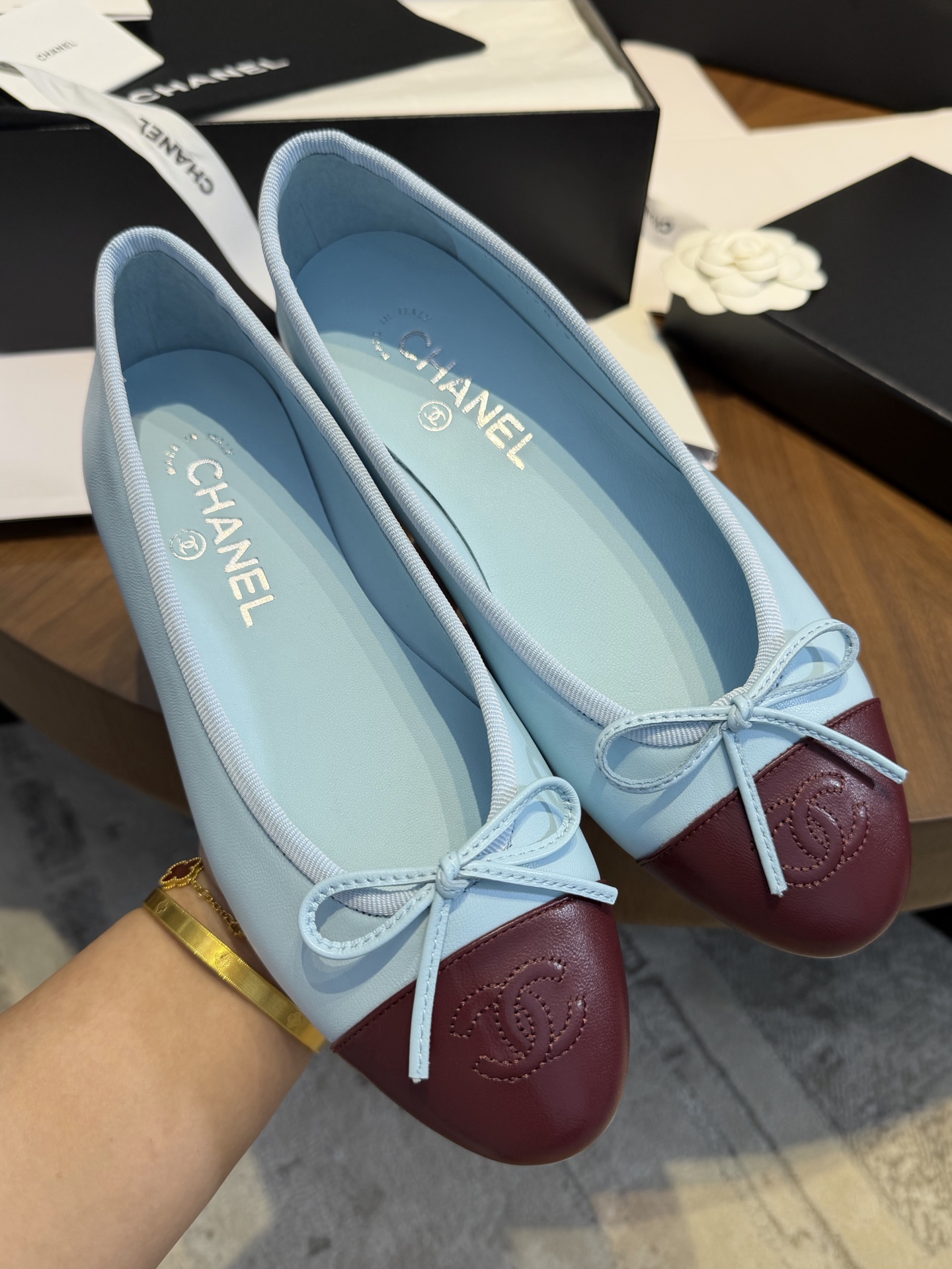 NO:901272,Made in Guangzhou, CH25 are the most classic ballet bow suede ballet shoes. Xiaoxiang's upper is made of unique sheepskin material, which is an effect that cannot be achieved by domestic leather. The interior is also made of benzene-dyed sheepskin, which is as comfortable and breathable as possible. The logo embossing is also an exclusive custom-made mold. The outsole is made of Italian genuine leather and must be cared for when wearing. Size 35～40 (standard size), single shoes, sheepskin, chamois leather, Leather soles19860909莞产 CH25 最经典的芭蕾舞蝴蝶结麂皮芭蕾舞鞋 鞋面小香独有羊皮特定材质 是国内皮所达不到的效果 内里也采用苯染羊皮,舒适度与透气度也是达到 logo压印也是独家开模定制 大底采用意大利真皮大底,穿着必须保养 size35～40（标准码）,单鞋,sheepskin,chamois leather,Leather soles,Women's Shoes