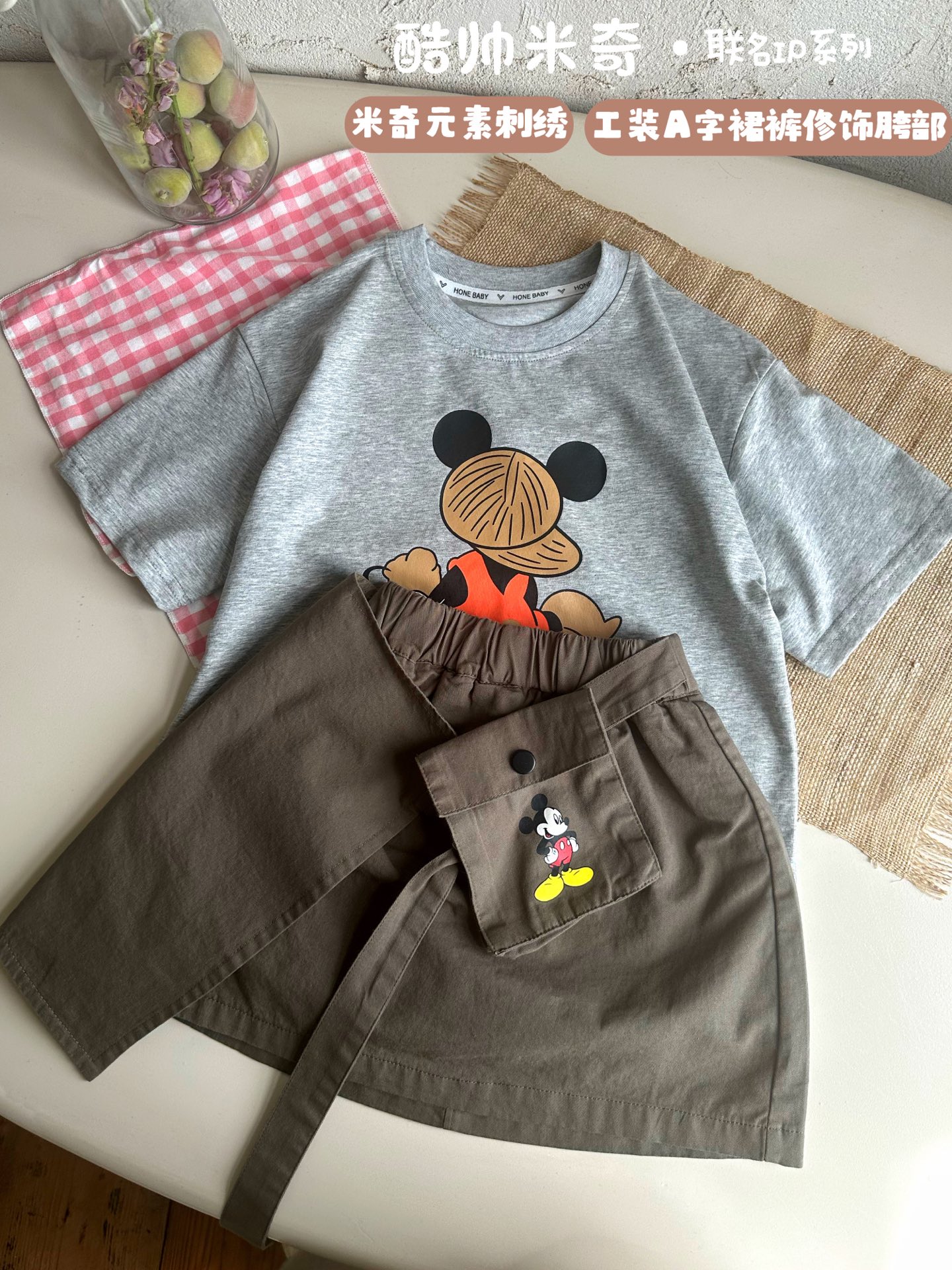 115 @ un conjunto 120-170 ▪️ Parte superior | Camiseta de Mickey con estampado gris florido. Corte holgado y caída de h…