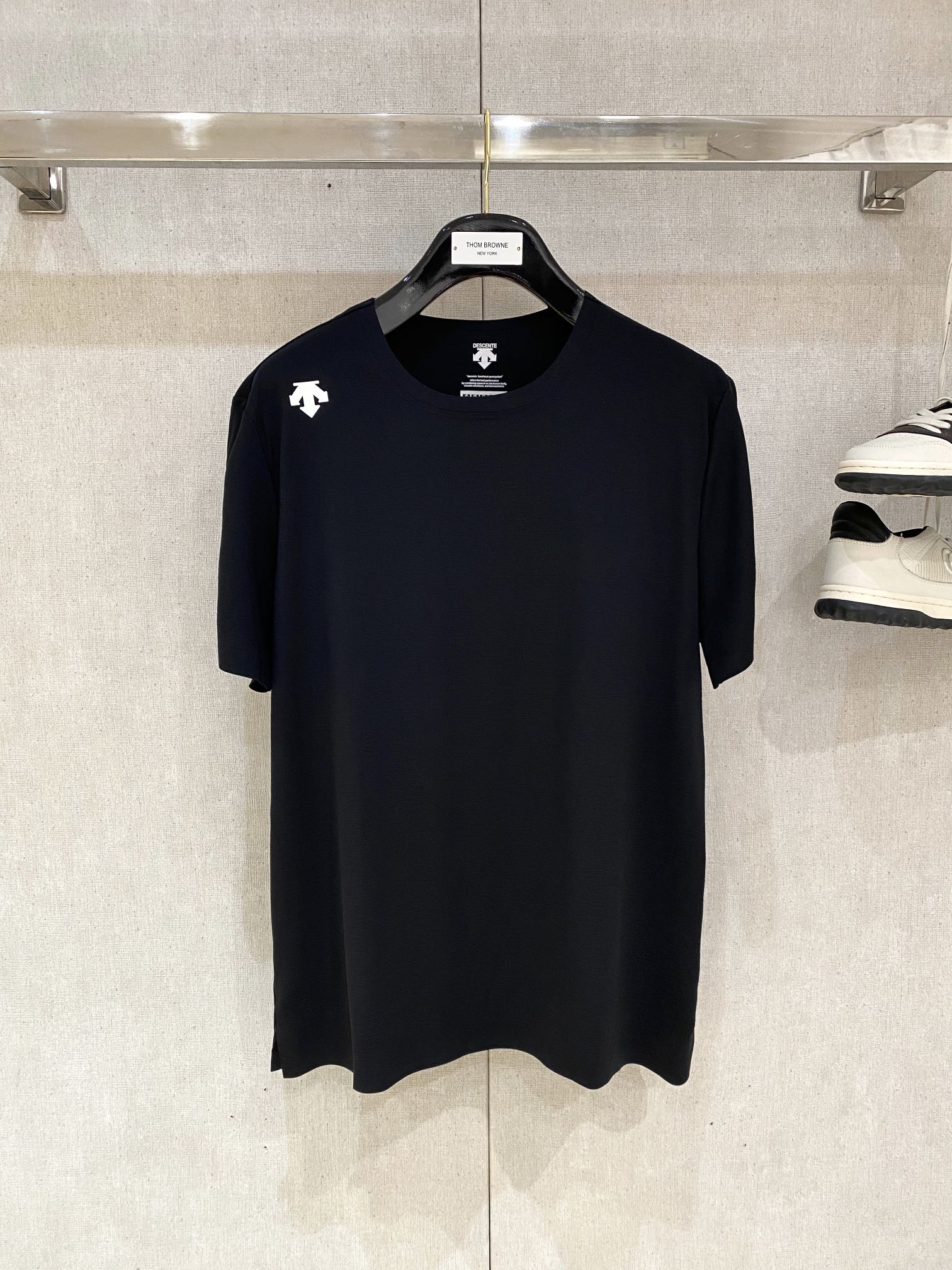 NO:489670,DESCENTE, the latest short-sleeved T-shirt in 2025, handsome and fashionable, top-grade glue-printed pattern logo on the shoulder, simple and versatile style. Fabric cotton is not only crisp, maintains a fashionable silhouette, but also comfortable to wear, and the yarn is more delicate, the number M-3XL, T-shirt,tees, t-shirt,alexander wang19860909DESCENTE迪桑特、2025最新款短袖T恤,帅气时尚,肩部顶级印胶图案logo,简约百搭款.面料棉 不仅挺括,保持潮流的廓形,又穿着舒适,纱织更细腻,码数M-3XL,,T-shirt,tees，t-shirt,alexander wang,Men's clothing