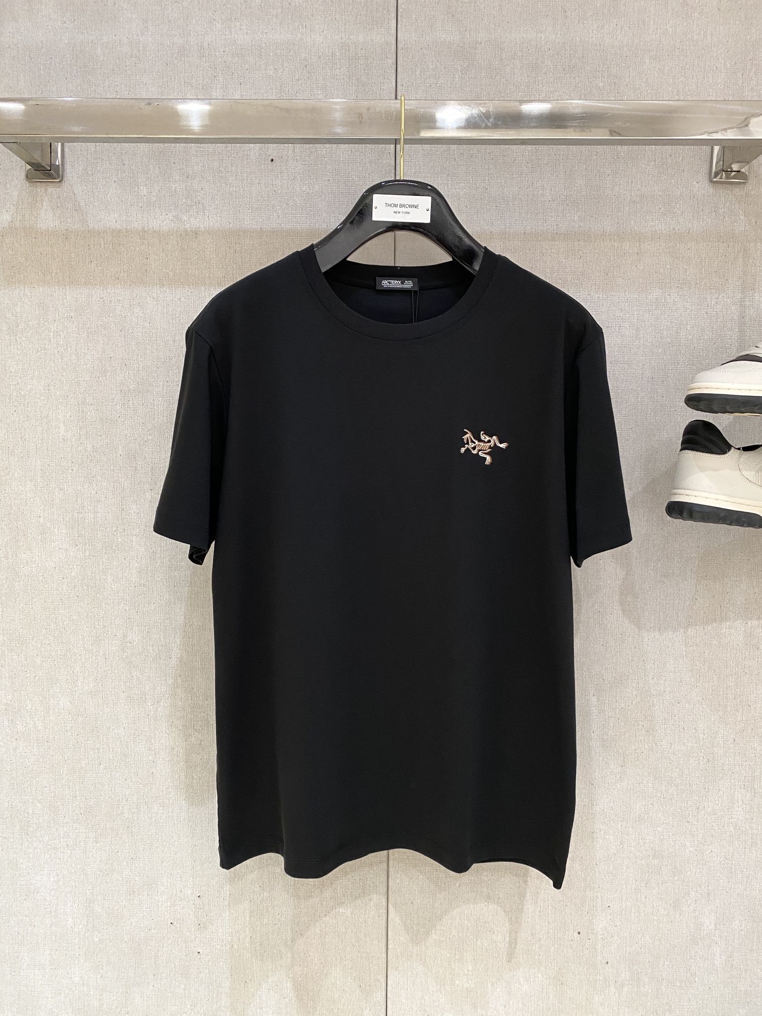 NO:492709,Archaeoptera Bird, the latest short-sleeved T-shirt in 2025, handsome and fashionable, chest embroidered pattern logo, simple and versatile style. Fabric cotton is not only crisp, maintains a fashionable silhouette, but also comfortable to wear, and the yarn is more delicate, the number M-3XL, arc'teryx, T-shirt, tees, t-shirt, alexander wang19860909始祖鸟、2025最新款短袖T恤,帅气时尚,胸前刺绣图案logo,简约百搭款.面料棉 不仅挺括,保持潮流的廓形,又穿着舒适,纱织更细腻,码数M-3XL,arc'teryx,T-shirt,tees，t-shirt,alexander wang,Men's clothing