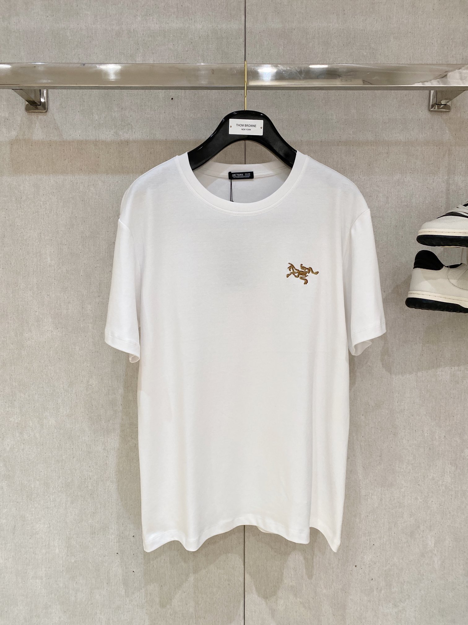 NO:489686,Archaeoptera Bird, the latest short-sleeved T-shirt in 2025, handsome and fashionable, chest embroidered pattern logo, simple and versatile style. Fabric cotton is not only crisp, maintains a fashionable silhouette, but also comfortable to wear, and the yarn is more delicate, the number M-3XL, arc'teryx, T-shirt, tees, t-shirt, alexander wang19860909始祖鸟、2025最新款短袖T恤,帅气时尚,胸前刺绣图案logo,简约百搭款.面料棉 不仅挺括,保持潮流的廓形,又穿着舒适,纱织更细腻,码数M-3XL,arc'teryx,T-shirt,tees，t-shirt,alexander wang,Men's clothing