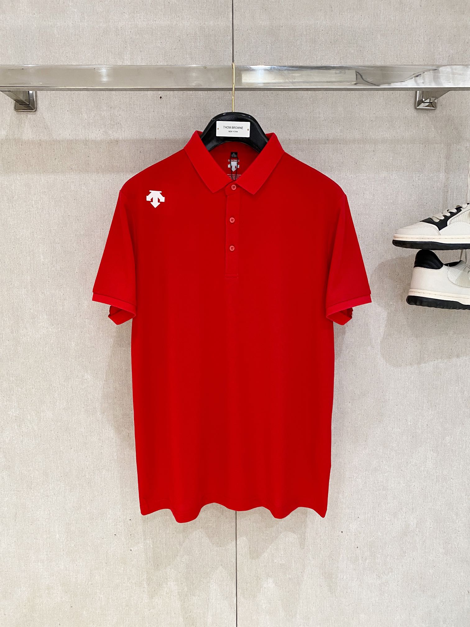 NO:134070,DESCENTE, the latest short-sleeved T-shirt in 2025, handsome and fashionable, top-grade glue-printed pattern logo on the shoulder, simple and versatile style. Fabric cotton is not only crisp, maintains a fashionable silhouette, but also comfortable to wear, and the yarn is more delicate, the number M-3XL, T-shirt,tees, t-shirt,alexander wang19860909DESCENTE迪桑特、2025最新款短袖T恤,帅气时尚,肩部顶级印胶图案logo,简约百搭款.面料棉 不仅挺括,保持潮流的廓形,又穿着舒适,纱织更细腻,码数M-3XL,,T-shirt,tees，t-shirt,alexander wang,Men's clothing