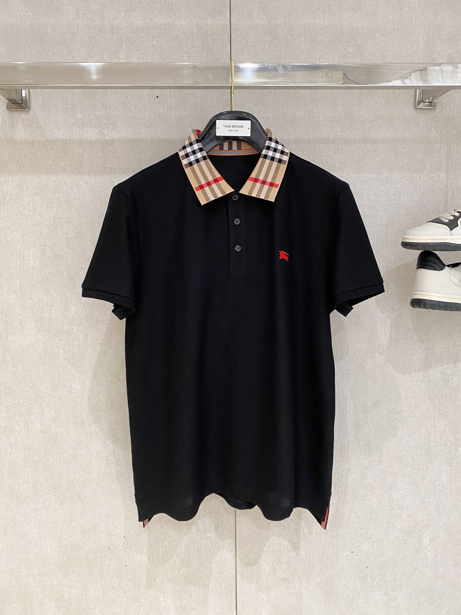 NO:482935,Burberry, the latest short-sleeved T-shirt in 2025, handsome and fashionable, chest embroidery decorative pattern logo, simple and versatile style. Fabric cotton is not only crisp, maintains a fashionable silhouette, but also comfortable to wear, and the yarn is more delicate, the number M-3XL, burberry, T-shirt, tees, t-shirt, alexander wang19860909巴宝莉、2025最新款短袖T恤,帅气时尚,胸前刺绣装饰图案logo,简约百搭款.面料棉 不仅挺括,保持潮流的廓形,又穿着舒适,纱织更细腻,码数M-3XL,,burberry,T-shirt,tees，t-shirt,alexander wang,Men's clothing