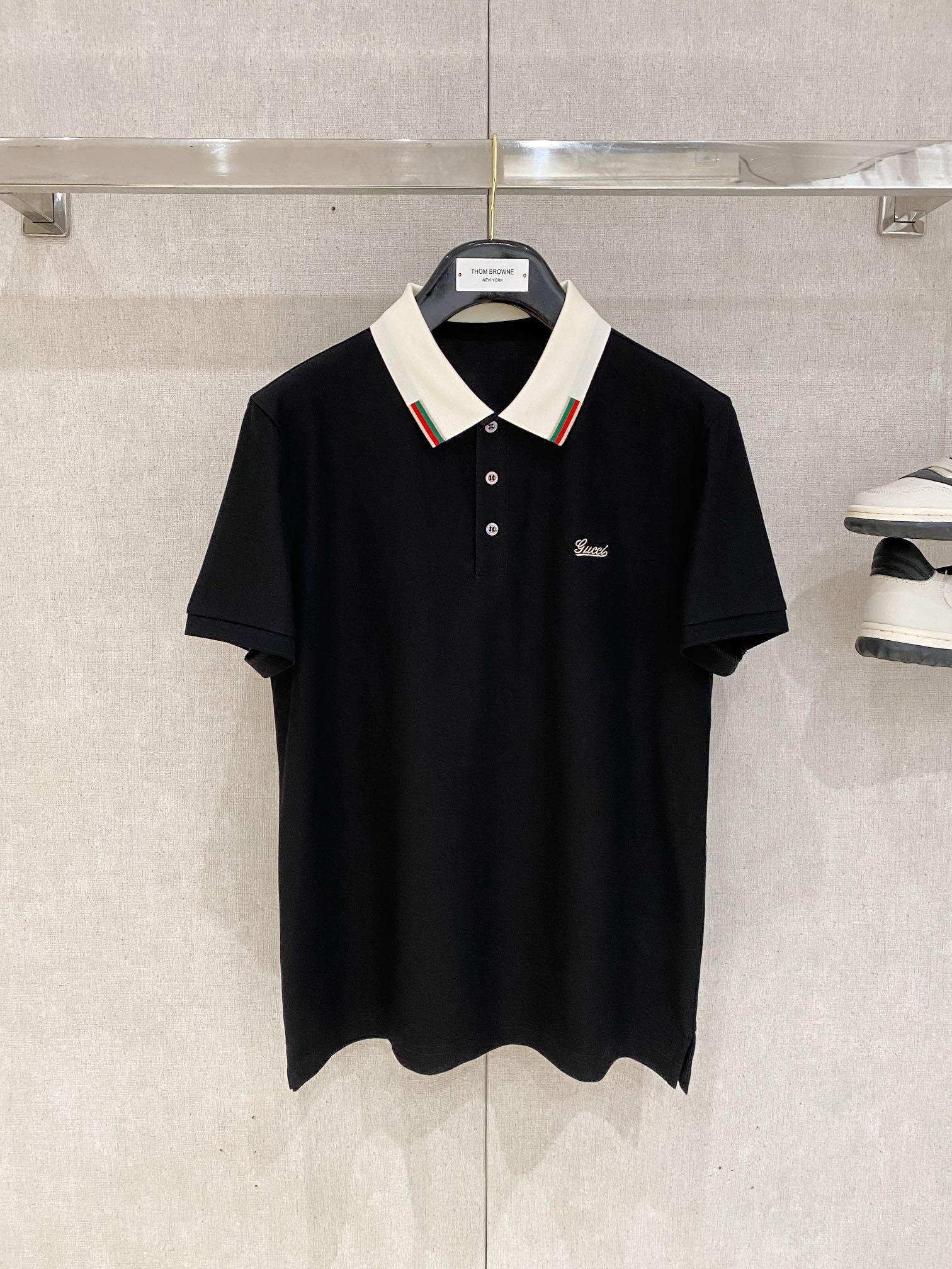 NO:482940,Guqi, the latest short-sleeved T-shirt in 2025, handsome and fashionable, chest embroidered decorative pattern logo, simple and versatile style. Fabric cotton is not only crisp, maintains a fashionable silhouette, but also comfortable to wear, and the yarn is more delicate, the number M-3XL, T-shirt,tees, t-shirt,alexander wang19860909古奇、2025最新款短袖T恤,帅气时尚,胸前刺绣装饰图案logo,简约百搭款.面料棉 不仅挺括,保持潮流的廓形,又穿着舒适,纱织更细腻,码数M-3XL,,T-shirt,tees，t-shirt,alexander wang,Men's clothing