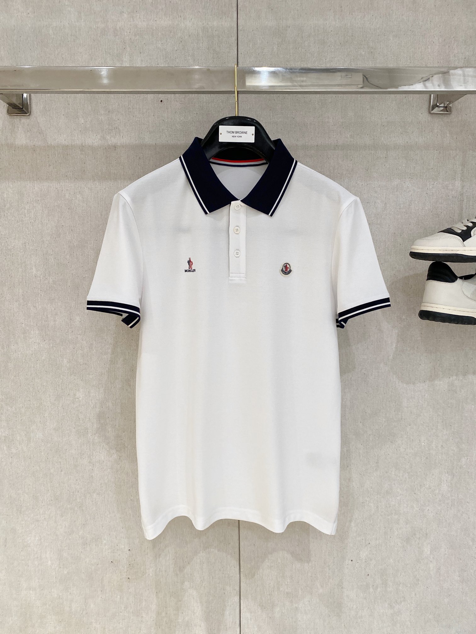 NO:134061,The latest short-sleeved T-shirt in 2025, handsome and fashionable, chest embroidered decorative pattern logo, simple and versatile style. The fabric cotton is not only crisp, maintains the trendy silhouette, but also comfortable to wear, and the yarn is more delicate, the number M-3XL, Moncler, T-shirt,tees, t-shirt,alexander wang19860909蒙口、2025最新款短袖T恤,帅气时尚,胸前刺绣装饰图案logo,简约百搭款.面料棉 不仅挺括,保持潮流的廓形,又穿着舒适,纱织更细腻,码数M-3XL,,Moncler,T-shirt,tees，t-shirt,alexander wang,Men's clothing