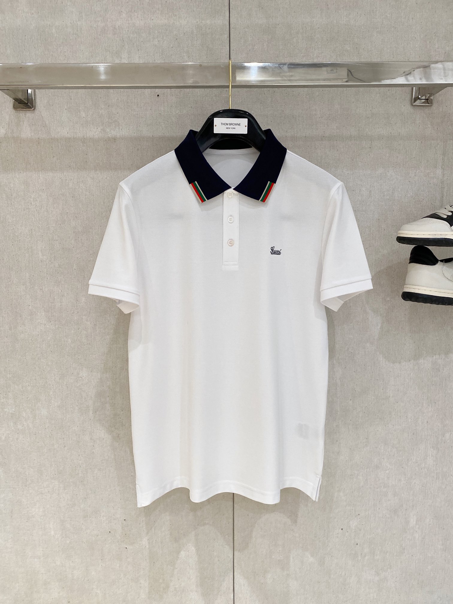 NO:134064,Guqi, the latest short-sleeved T-shirt in 2025, handsome and fashionable, chest embroidered decorative pattern logo, simple and versatile style. Fabric cotton is not only crisp, maintains a fashionable silhouette, and is comfortable to wear, with more delicate yarn. The number of codes M-3XL, T-shirt,tees, t-shirt,alexander wang19860909古奇、2025最新款短袖T恤,帅气时尚,胸前刺绣装饰图案logo,简约百搭款.面料棉 不仅挺括,保持潮流的廓形,又穿着舒适,纱织更细腻,码数M-3XL,,T-shirt,tees，t-shirt,alexander wang,Men's clothing