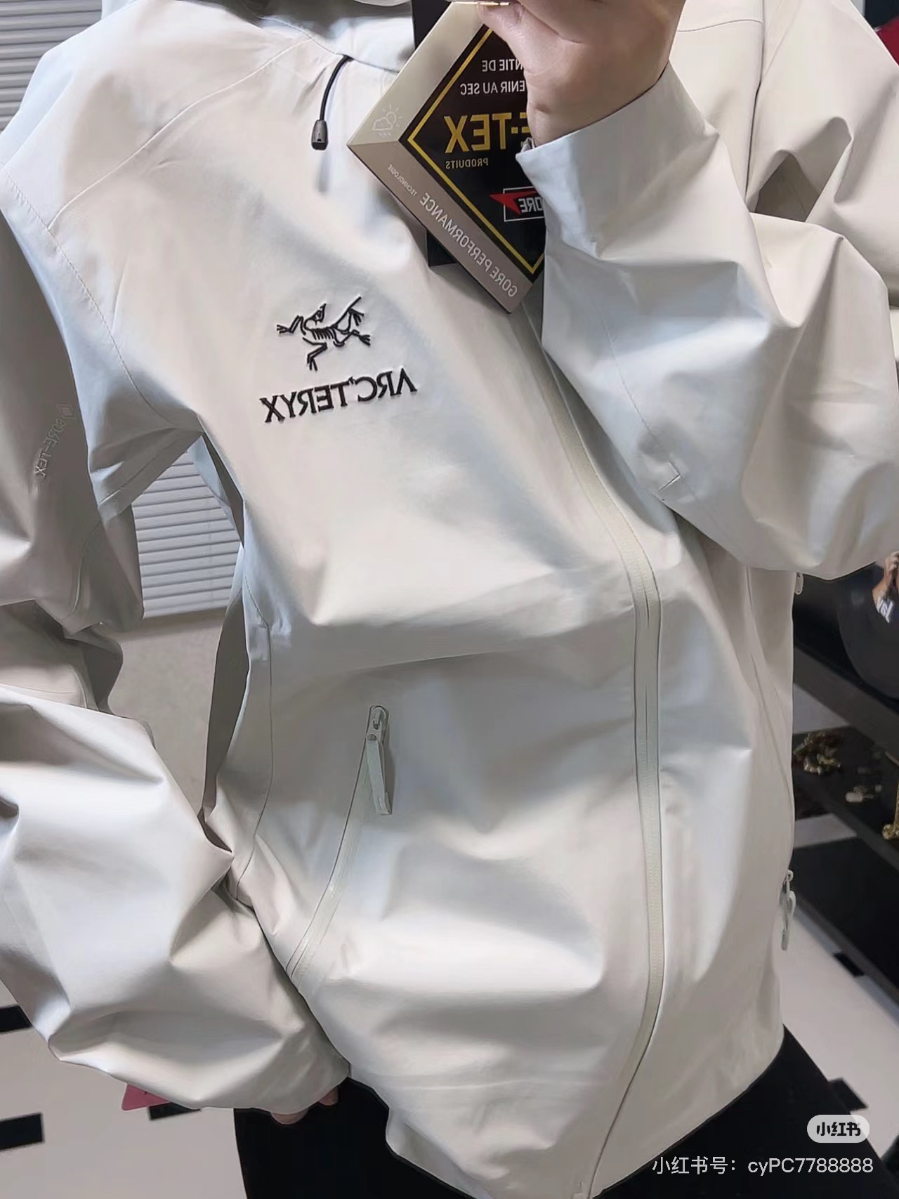 NO:509566,. Color ivory white S M L XL 2XL New Arc'teryx LT Archaeopteryx Suspense Gore-tex hard shell outdoor waterproof jacket Top ceiling The same outdoor essentials for celebrities and celebrities, because birds can restore outdoor performance one by one Original custom bluesign@ certified fabric with warp knitted backing N40LGORE-TEX fabric, light and wear-resistant, windproof, waterproof and breathable, suitable for wearing a variety of activities, reinforced in high friction and easy-to-damage areas according to bird core technology E3D slim tailoring, 3D three-dimensional bionic design clothes long arms, conforming to ergonomic tailoring principles, free to move Imported Balling embroidery machine  Three-dimensional and full. When you buy genuine YKK waterproof zippers, you need a professional machine laser cut arc and then use a waterproof zipper to press and seal with hot seam. Customized zipper rope without color difference vertical lines to make dates. High-temperature glue pressing process for inner membrane. Workers can press one piece in an hour. Foreign trade factory workmanship is fine, original auxiliary material mold opening customization with elastic brim, helmet compatible snow cap, compatible helmet free sight and adjustable resin zipper, lengthen lonely hem. Elastic design, prevent cold invasion and other extreme weather, lock the head temperature, lightweight, waterproof, comfortable and soft, this is the bird's ingenious work, from fabric to workmanship details, absolutely boutique quality and texture, you can feel it when you get it!  ,arc'teryx,jackets & coats,hats,alexander wang19860909. 颜色象牙白 码数S M L XL 2XL 秋冬季新款Arc'teryx LT始祖鸟冲锋衣 Gore-tex硬壳户外防水冲锋衣夹克 顶级天花板 各大明星网红同款户外必备品,因为鸟能把户外性能一一还原 原版定制bluesign@认证的采用带经编背衬N40LGORE-TEX面料,轻薄而耐磨,防风、防水且透气,适合多种活动穿着, 在高摩擦和易损坏的部位进行了加固处理 依照鸟核心科技 E3D修身剪裁,整衣3D立体仿生学设计衣长臂弯,符合人体工程学剪裁原理,运动自如 进口百灵达刺绣机器 立体饱满,购入正品YKK防水拉链,需要专业机器激光切割的弧形再用防水拉链热压合缝,定制拉链绳无色差竖纹打枣,内膜高温压胶工艺,工人一小时才能压一件,外贸工厂做工精细,原版辅料开模定制 带弹性帽沿锋帽,头盔兼容式风雪帽,兼容头盔视线自由单手可调节树脂拉链 加长孤形下摆.弹力设计,克防止寒气入侵等极端天气,锁住头部温度,轻便防水舒适柔软,这是鸟的匠心之作徒步系列从面料到做工细节都无可挑剔,绝对精品中的精品品质质感之好您拿到手就感受得到！,arc'teryx,jackets & coats,hats,alexander wang,Men's clothing