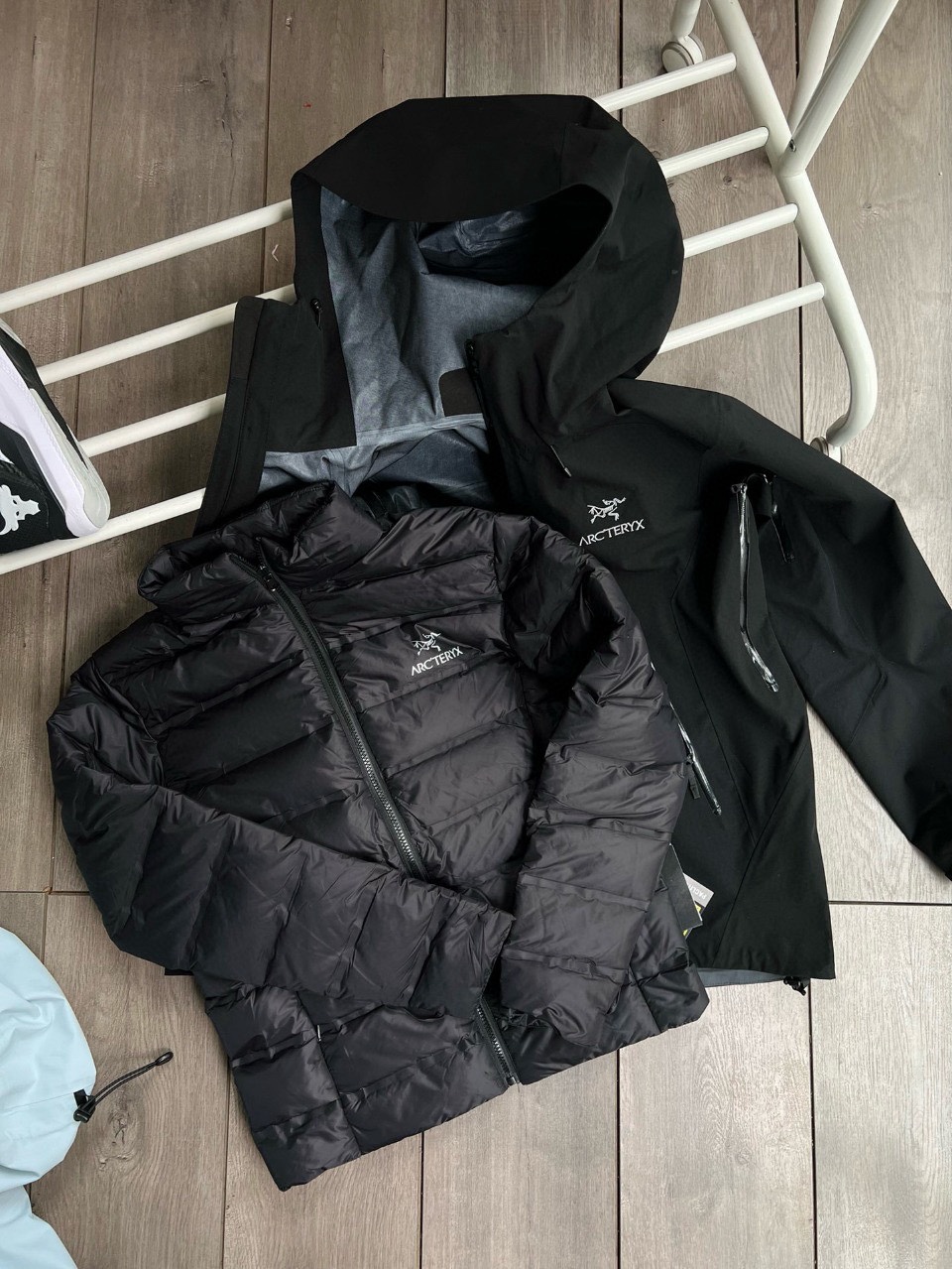 NO:540359,The King of Birds is here!  Wear three clothes in one dress!  The inner liner has a light and light outdoor down jacket!  The outer layer is the ceiling-level bird BETA LT series!  ARC'TERYX BETA LT GORE-TEX Jacket-Men's Adventure Bird Outdoor Waterproof Hard Shell Shock Clothes Functional Wind Zipper Jacket 26844 (Yb Four-time Glue Pressing Process, 3D Three-dimensional Bionic Design Clothes Long Arm Bend, Tri-Durance Waterproof Rainproof Fabric, Self-Different Version, Powerful Operation Recommended) - Production of OEM Factory Follow-up, Purchase Specific Version - Original Packaging Original Standard, Full Set of Auxiliary Materials Customization, Armour YKK Bidirectional Zipper, All Hardware Customization, Tag Book Description Analysis, Multi-Link Washing.  - This BetaLT jacket is simple and versatile to provide the performance required for alpine environments. It is made of bluesign@ certified warp knitted backing N40LGORE-TEX fabric, which is light and wear-resistant, windproof, waterproof and breathable, suitable for wearing a variety of activities. - The helmet is compatible with StormHood hoods, well-protected and does not affect sight. The hand pocket is equipped with WaterTight zipper for easy pick-up and placement, and the underarm zipper is convenient for quick ventilation, and the splicing design allows for free movement. - The traditional organ cross-reverse entry alpine pocket is set in high position, VISLON central front zipper, adjustable Velcro cuff Velcro label, compatible with Zip-in, and the ARC TERYX logo is embroidered on the chest. BETA multi-purpose clothing is suitable for a variety of activities and environments. LT Lightweight  High-performance simple design, lightweight and wear-resistant. GORE-TEX waterproof, windproof and breathable fabrics can provide multi-faceted protection. -BRTA LT jackets are also Arc’teryx’s star products. They have always performed well in harsh mountain environments. They are now more powerful and have a lighter weight. -Color: Black Ether Blue Pink -Size: S-XXL,,jil sanderarc’teryx, jackets & coats,down jacket,hats,alexander wang19860909鸟家王炸款三合一冲锋衣羽绒服了来了！一衣三穿！内胆带logo轻薄户外级羽绒服！外层是天花板级别鸟BETA LT 系列！ARC‘TERYX BETA LT GORE-TEX Jacket-Men's始祖鸟户外防水硬壳冲锋衣机能风拉链夹克26844（Yb四次压胶工艺 整衣3D立体仿生学设计衣长臂弯, Tri-Durance防水防雨面料 ,自行区别市面先行版本 强力操作推荐入手） -代工厂跟单出品 代购指定版本 -原包装原标 全套辅料定制,整衣 腋下YKK双向拉链,五金全部开模定制,吊牌书说明解析 ,多联水洗. -这款BetaLT夹克设计简洁而通用,可提供高山环境所需的性能.采用bluesign@认证的采用带经编背衬N40LGORE-TEX面料,轻薄而耐磨,防风、防水且透气,适合多种活动穿着. -头盔兼容StormHood兜帽防护良好且不影响视线,插手口袋设有WaterTight拉链,便于取放物品,腋下拉链便于快速通风,拼接设计使活动自如. -传统风琴交叉反向进入高山口袋设置在高位,VISLON中央正面拉链,可调节Velcro袖口魔术贴标签,兼容Zip-in,在胸前采用百灵达机器绣上了ARC TERYX徽标 BETA多用途服装适用于多种活动和环境. LT 轻量 高性能的简约设计,轻量而耐磨. GORE-TEX防水、防风、透气面料可提供多面防护. -BRTA LT夹克同是Arc’teryx的明星产品,一直在高山恶劣环境中表现突出,现在功能更强大,重量更轻. -颜色:黑色 以太蓝 粉色  -尺码:S-XXL,,jil sanderarc'teryx,jackets & coats,down jacket,hats,alexander wang,Men's clothing